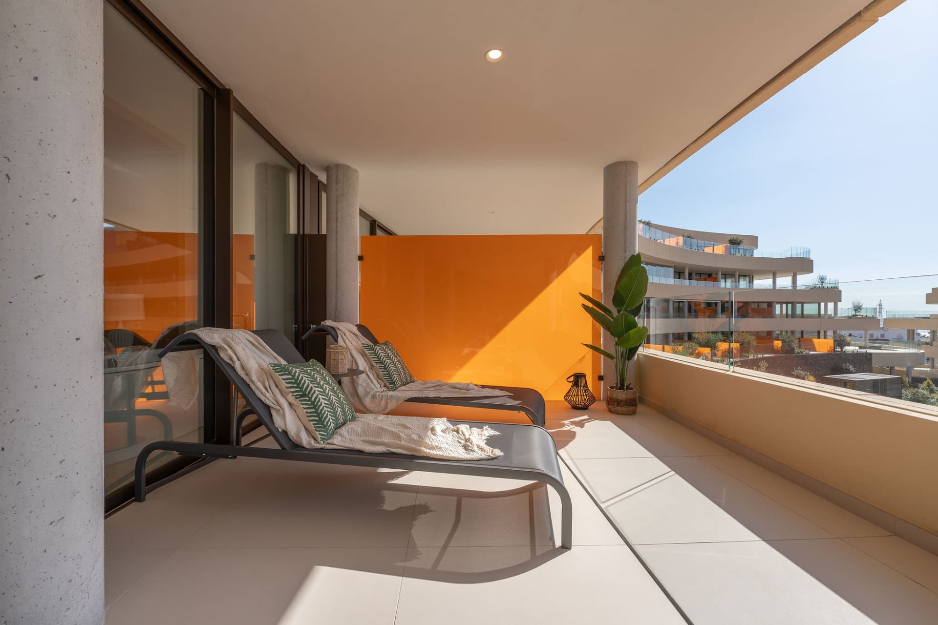 Upplev denna fina lyxlägenhet som ligger inom den prestigefyllda Higuerón Resort.