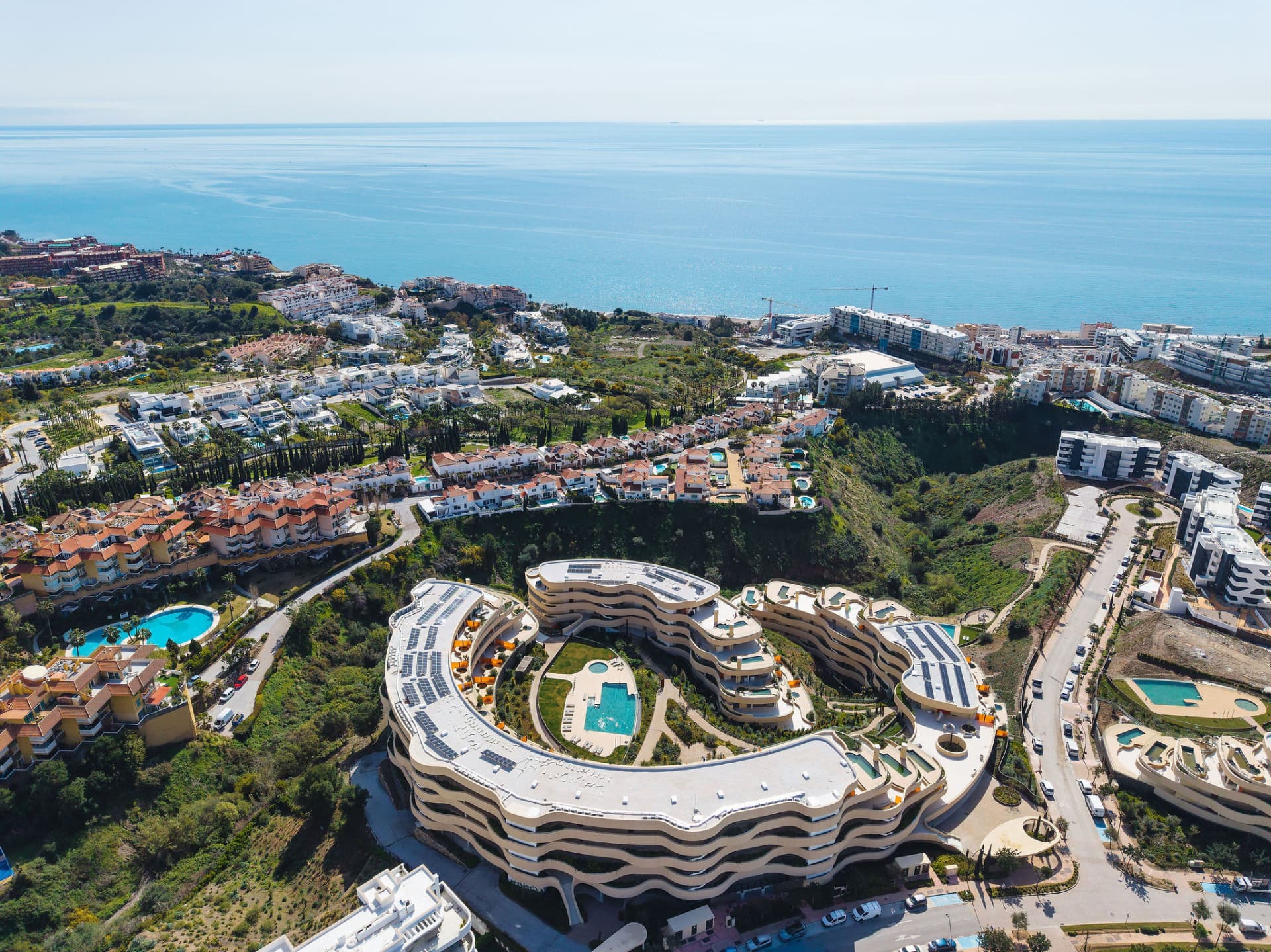 Upplev denna fina lyxlägenhet som ligger inom den prestigefyllda Higuerón Resort.