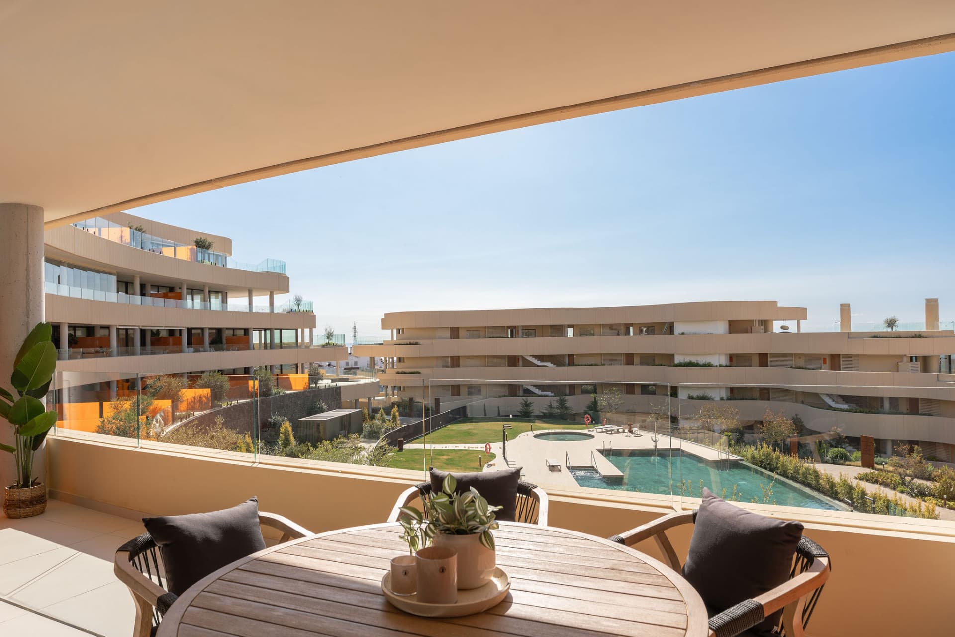 Upplev denna fina lyxlägenhet som ligger inom den prestigefyllda Higuerón Resort.