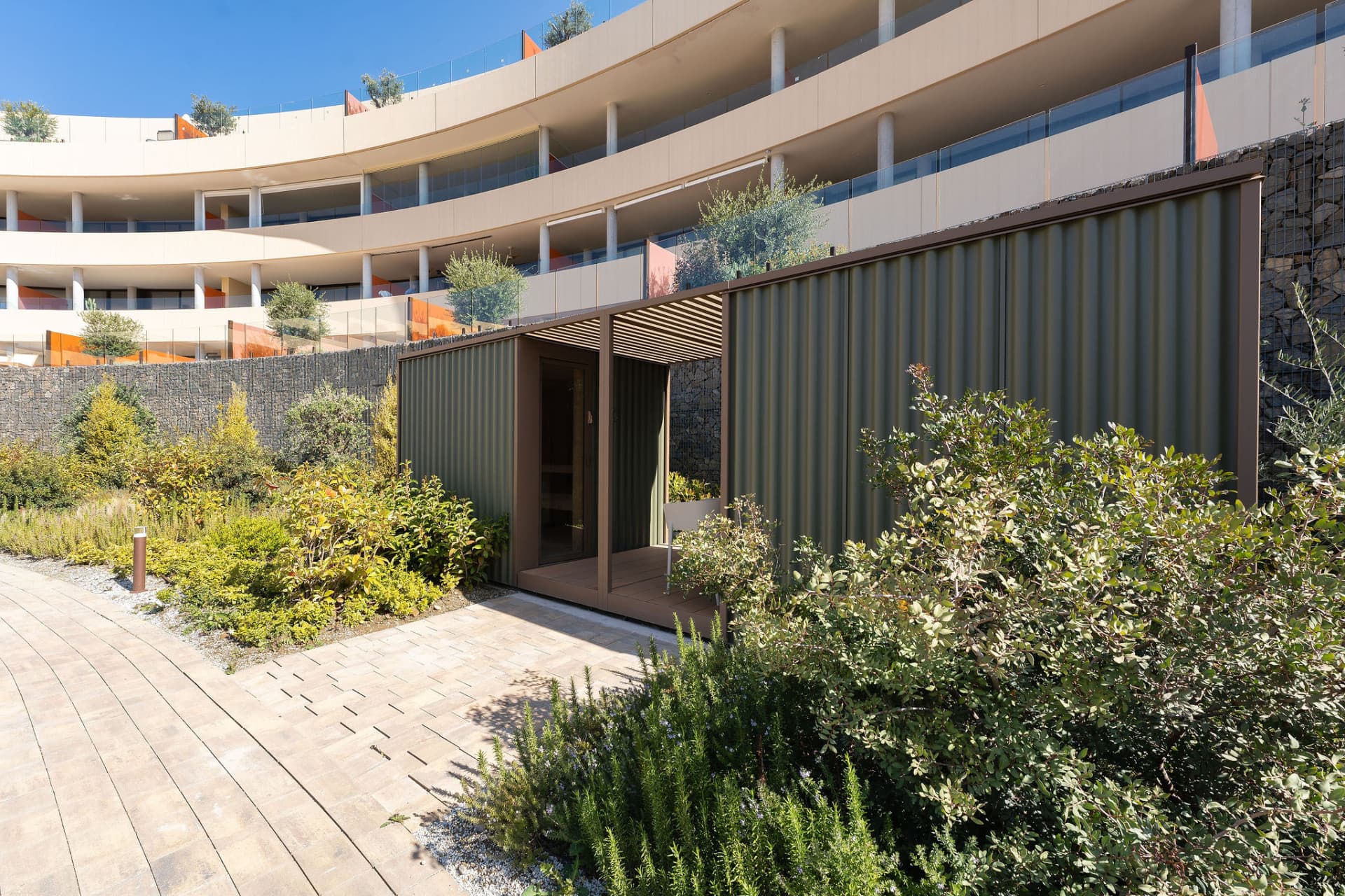 Upplev denna fina lyxlägenhet som ligger inom den prestigefyllda Higuerón Resort.