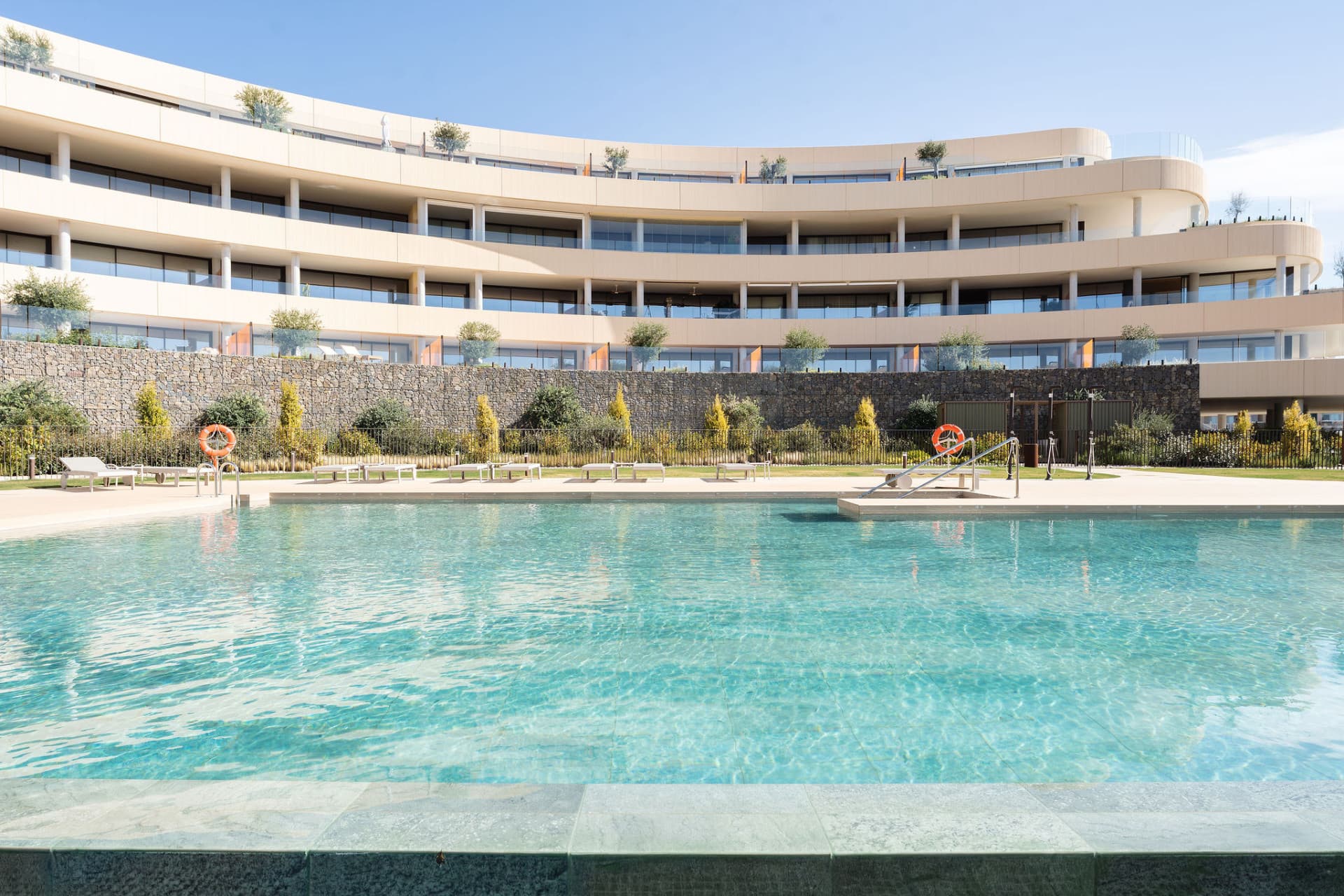 Upplev denna fina lyxlägenhet som ligger inom den prestigefyllda Higuerón Resort.