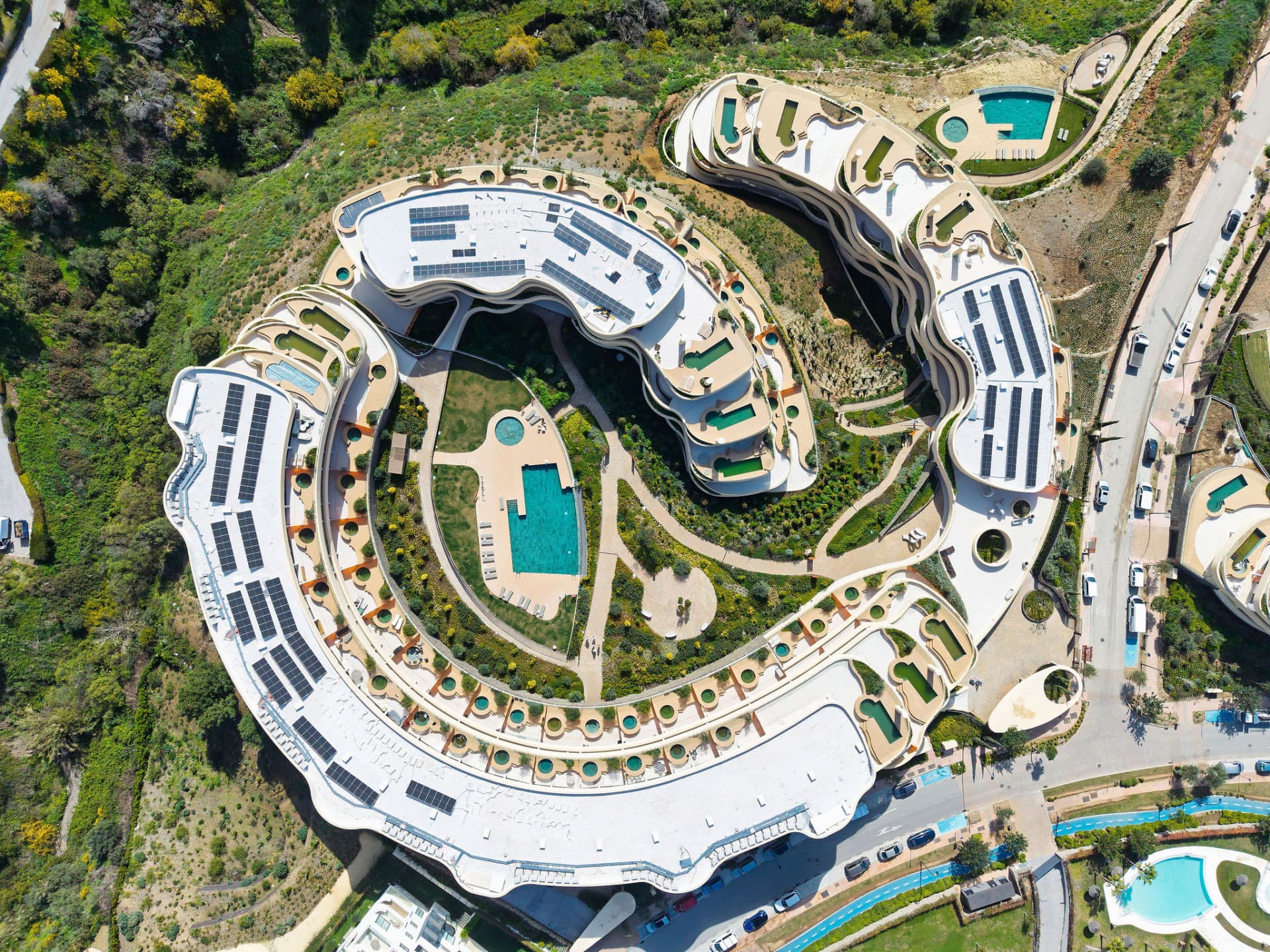 Upplev denna fina lyxlägenhet som ligger inom den prestigefyllda Higuerón Resort.