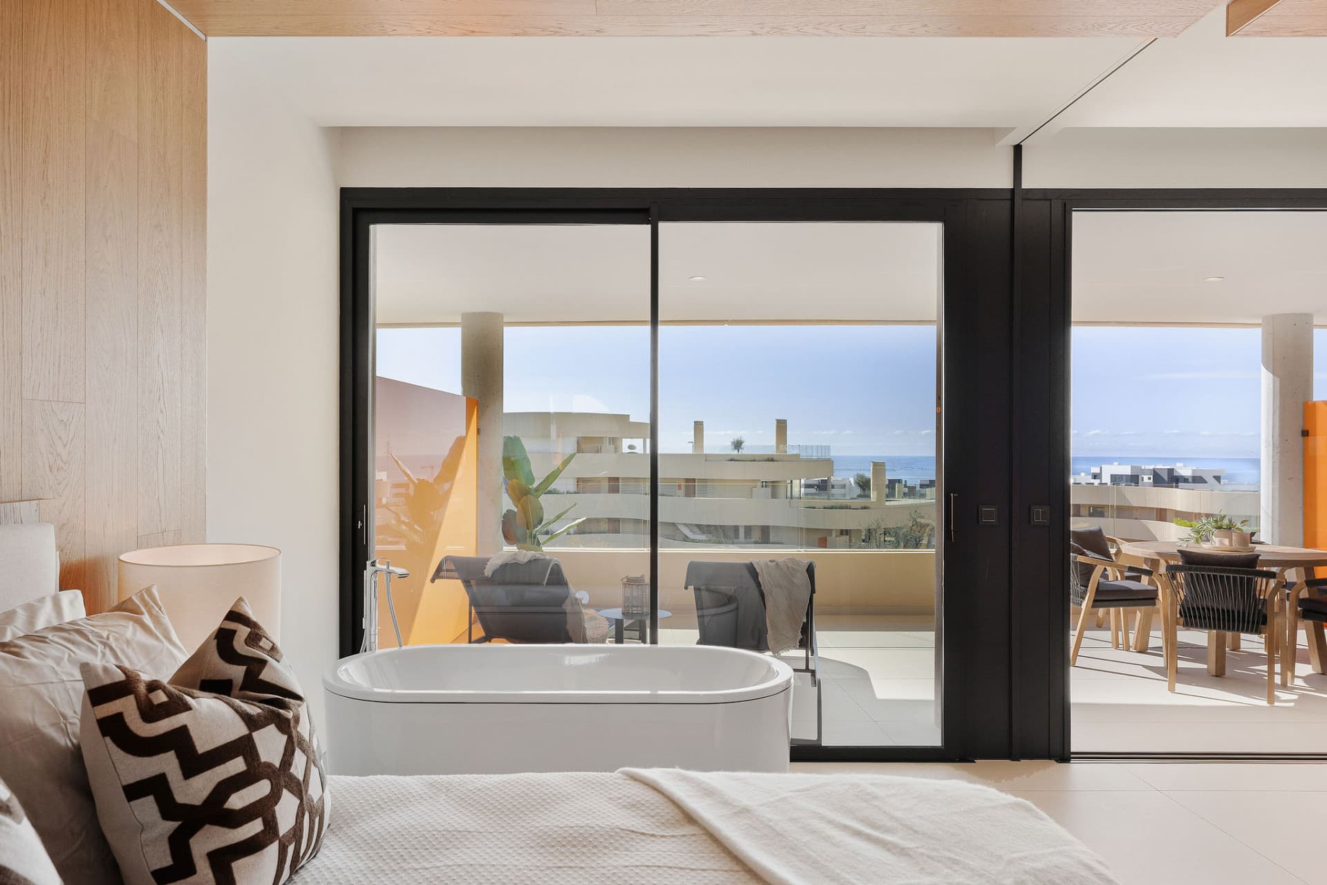 Upplev denna fina lyxlägenhet som ligger inom den prestigefyllda Higuerón Resort.