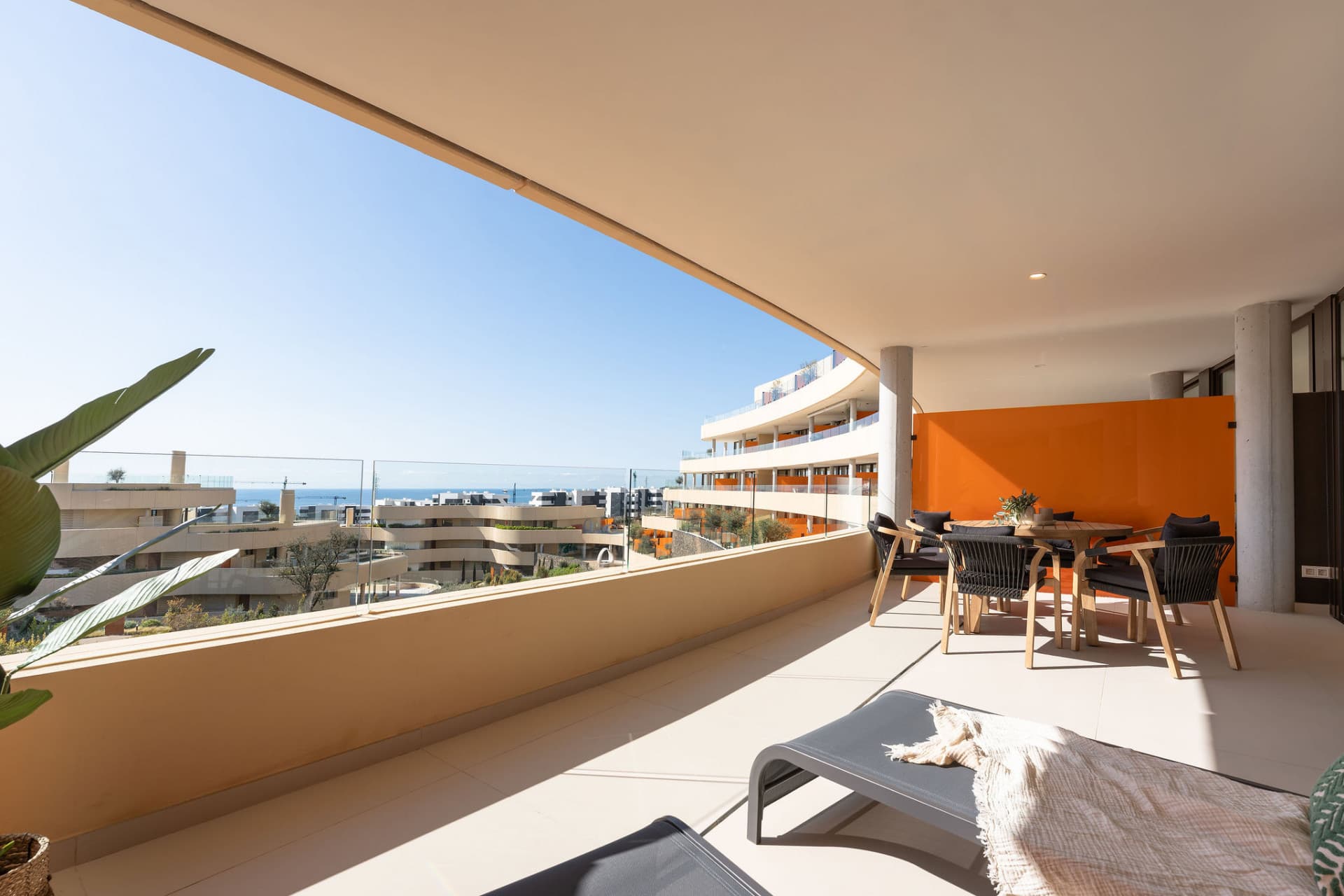 Upplev denna fina lyxlägenhet som ligger inom den prestigefyllda Higuerón Resort.