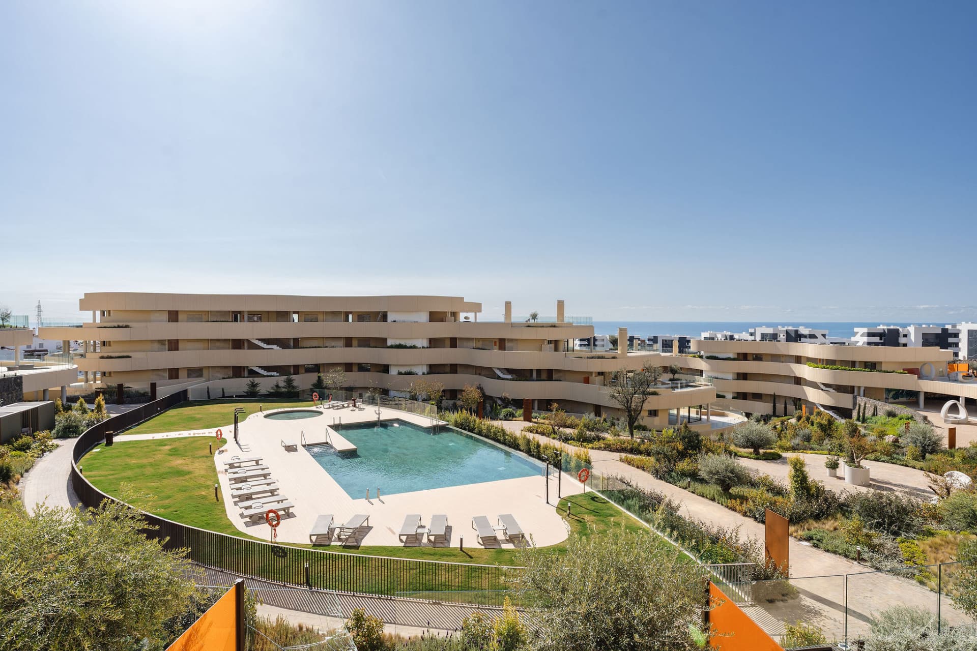 Upplev denna fina lyxlägenhet som ligger inom den prestigefyllda Higuerón Resort.