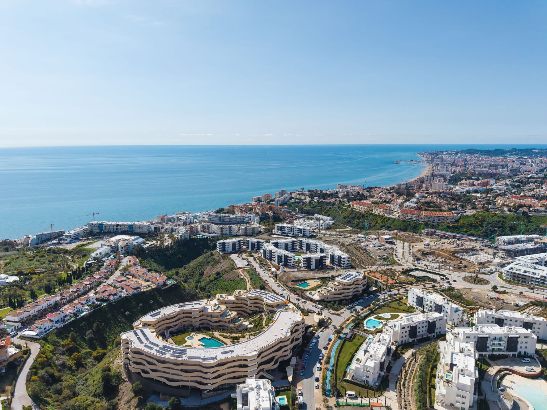 Upplev denna fina lyxlägenhet som ligger inom den prestigefyllda Higuerón Resort.