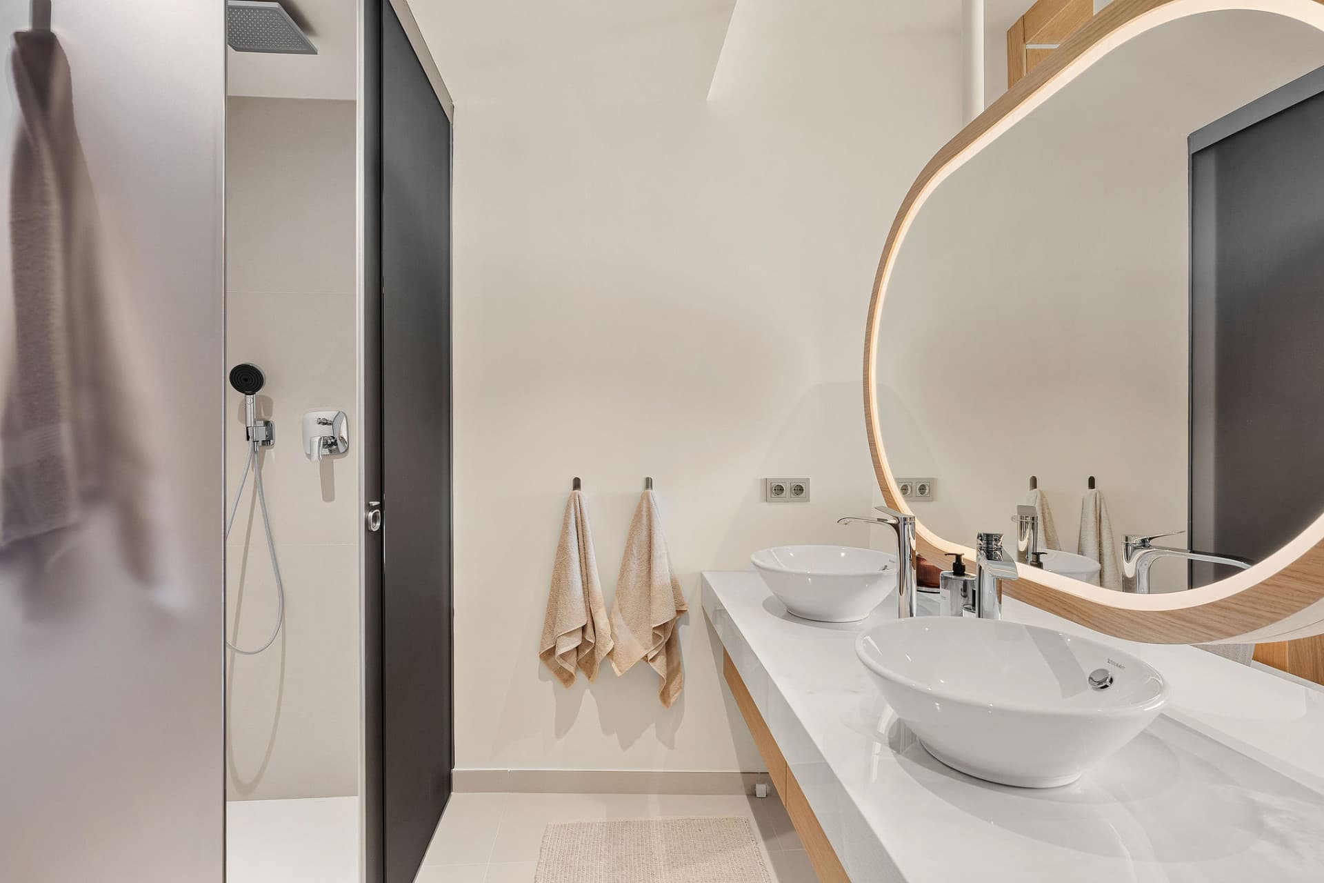 Upplev denna fina lyxlägenhet som ligger inom den prestigefyllda Higuerón Resort.