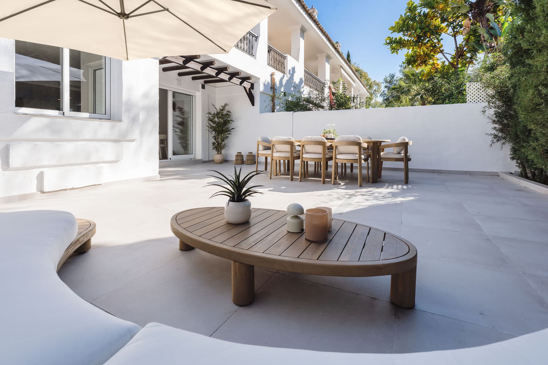Welcome to this exceptional townhouse where contemporary luxury meets comfort and effortless lifestyle!