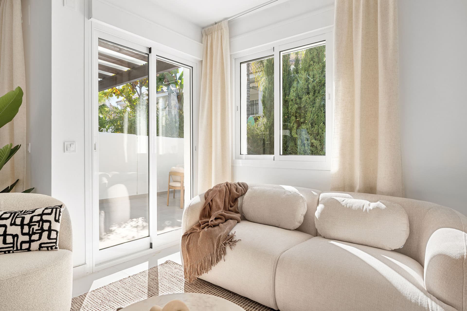 Welcome to this exceptional townhouse where contemporary luxury meets comfort and effortless lifestyle!