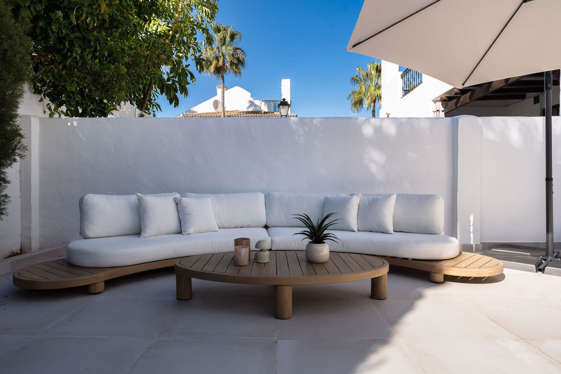 Welcome to this exceptional townhouse where contemporary luxury meets comfort and effortless lifestyle!