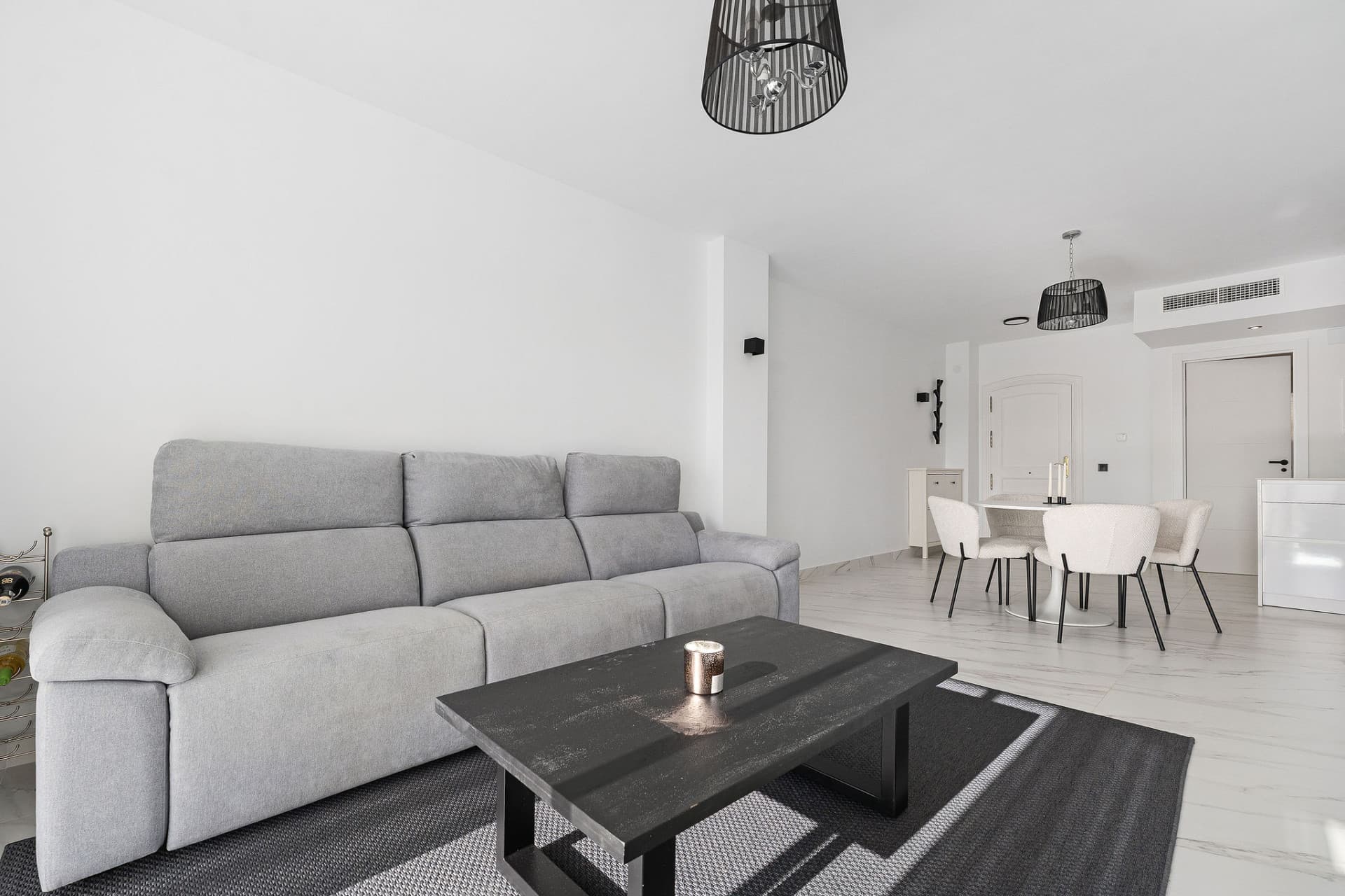Välkommen till denna ljusa och renoverade 3 sovrum i Calahonda med vacker utsikt!