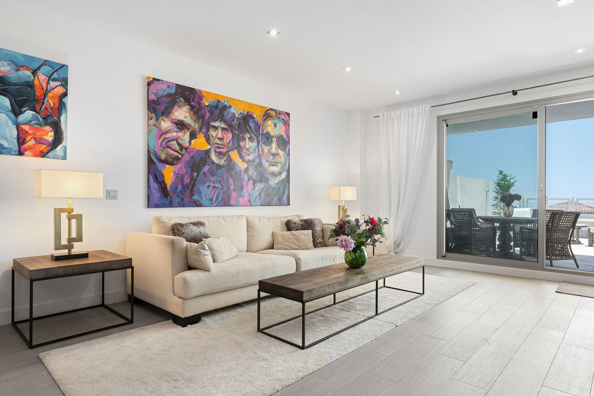 Bienvenido a este moderno apartamento de 3 dormitorios en el corazón de Benalmádena Pueblo!