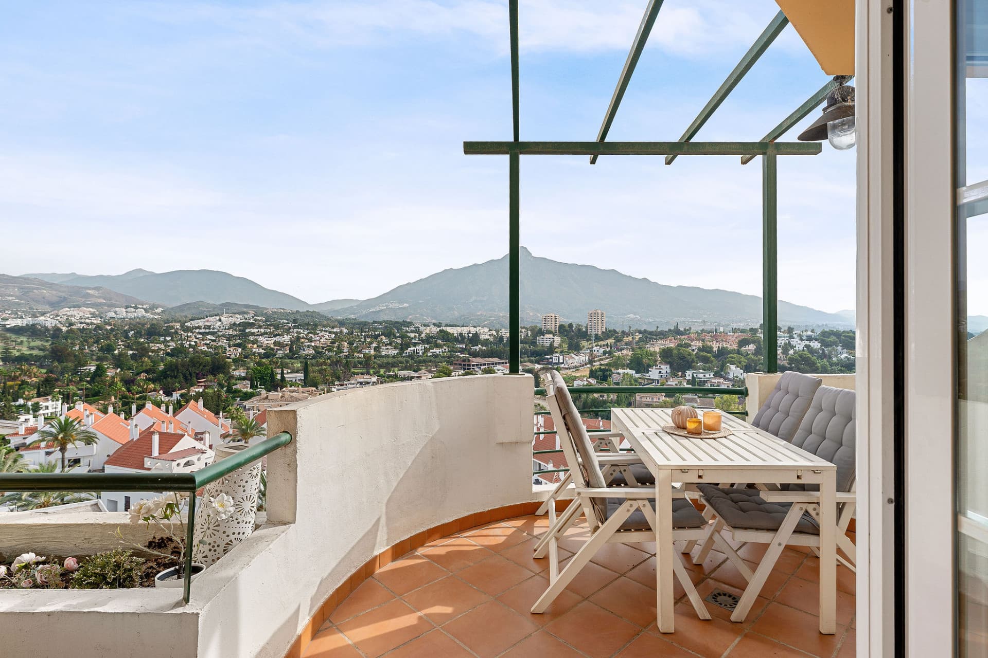 Welcome to this bright apartment in amazing location with panoramic views!