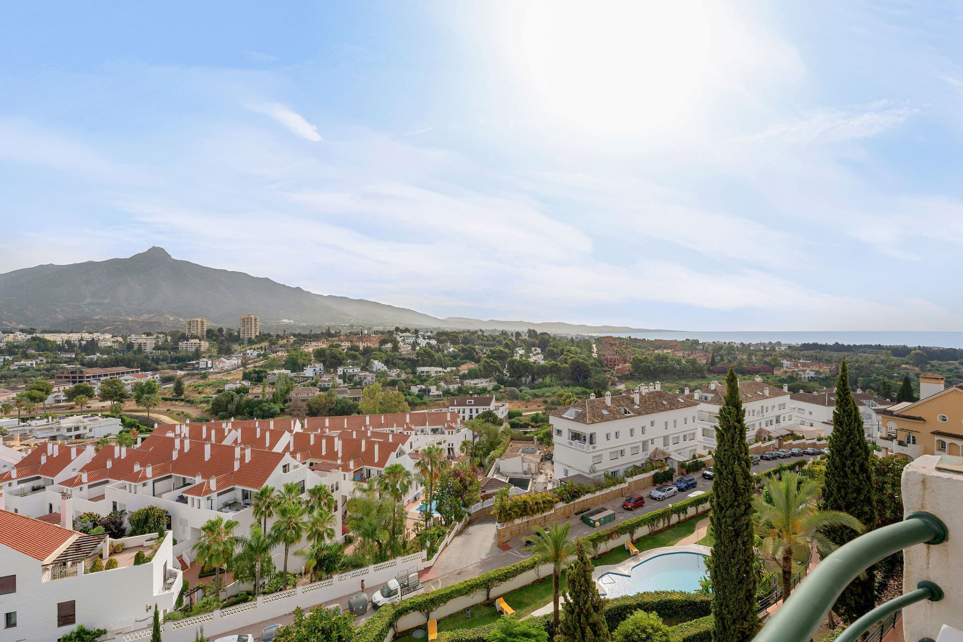 Welcome to this bright apartment in amazing location with panoramic views!