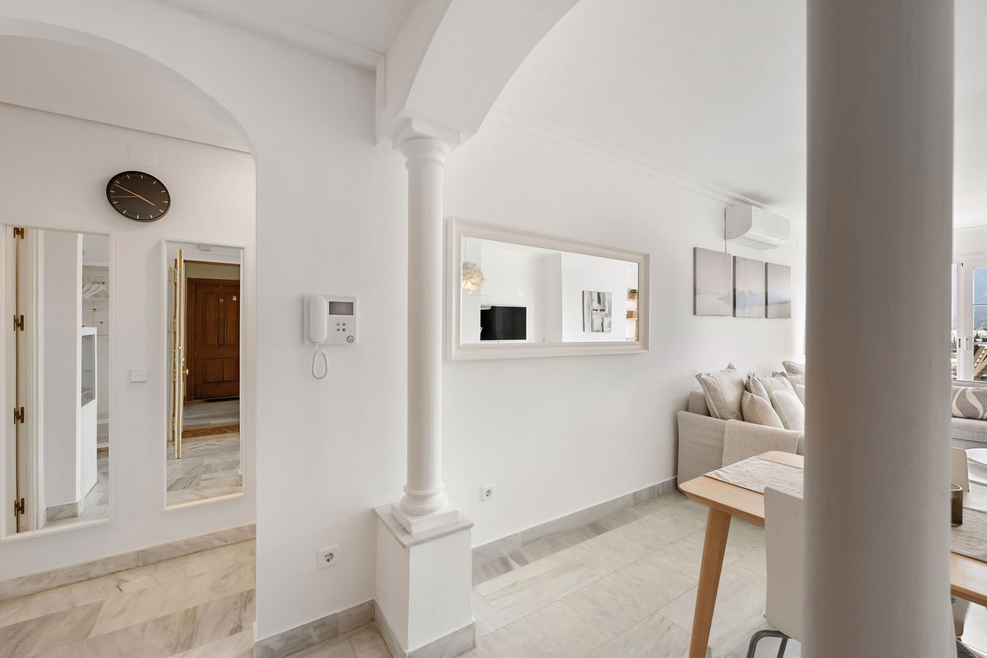 Welcome to this bright apartment in amazing location with panoramic views!