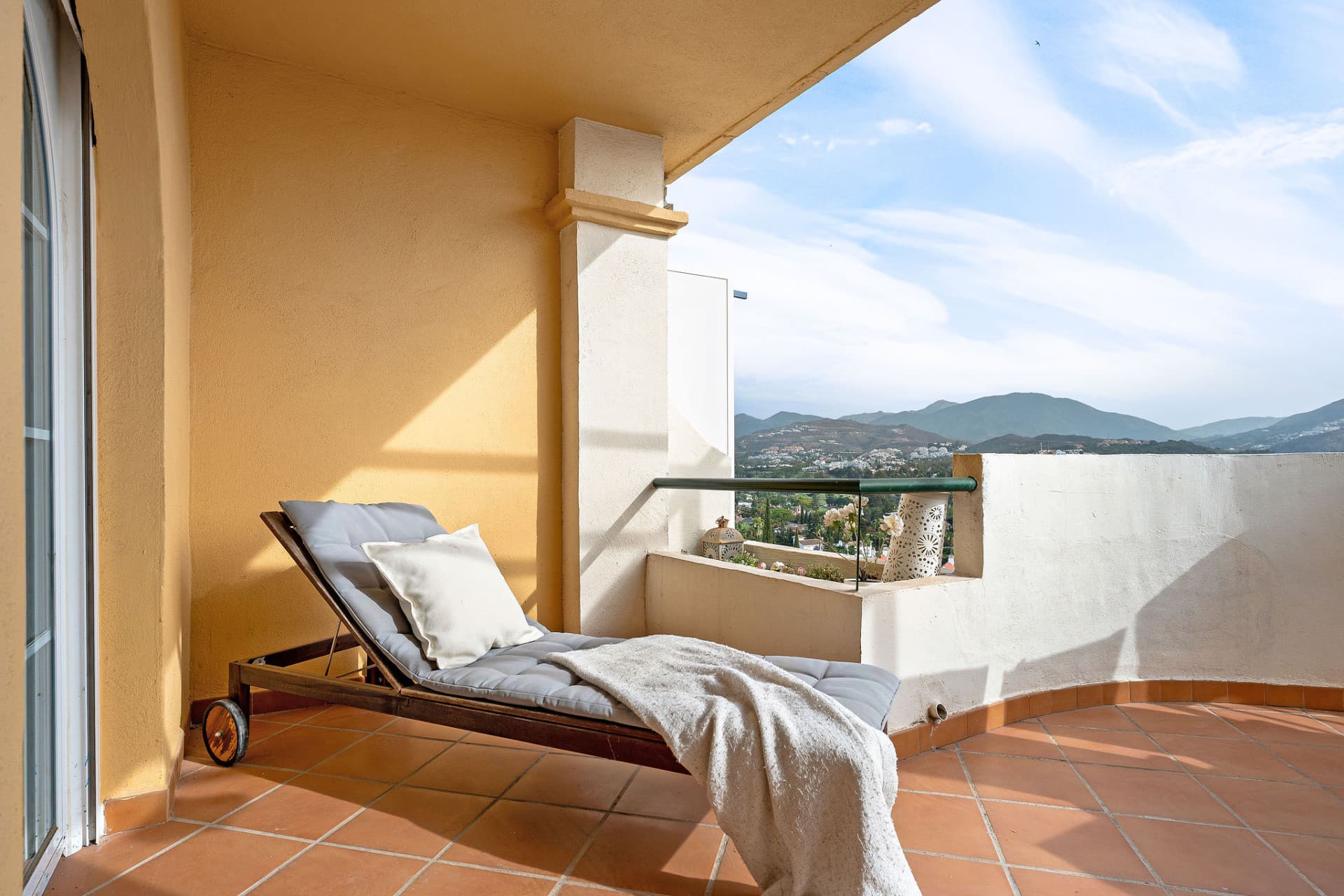 Welcome to this bright apartment in amazing location with panoramic views!