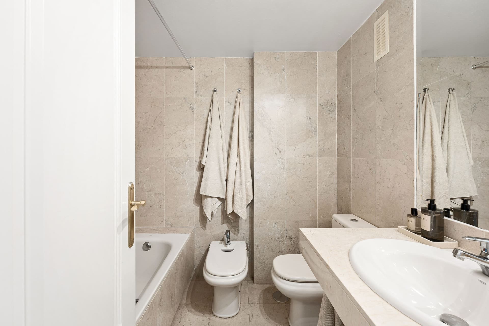 Welcome to this bright apartment in amazing location with panoramic views!