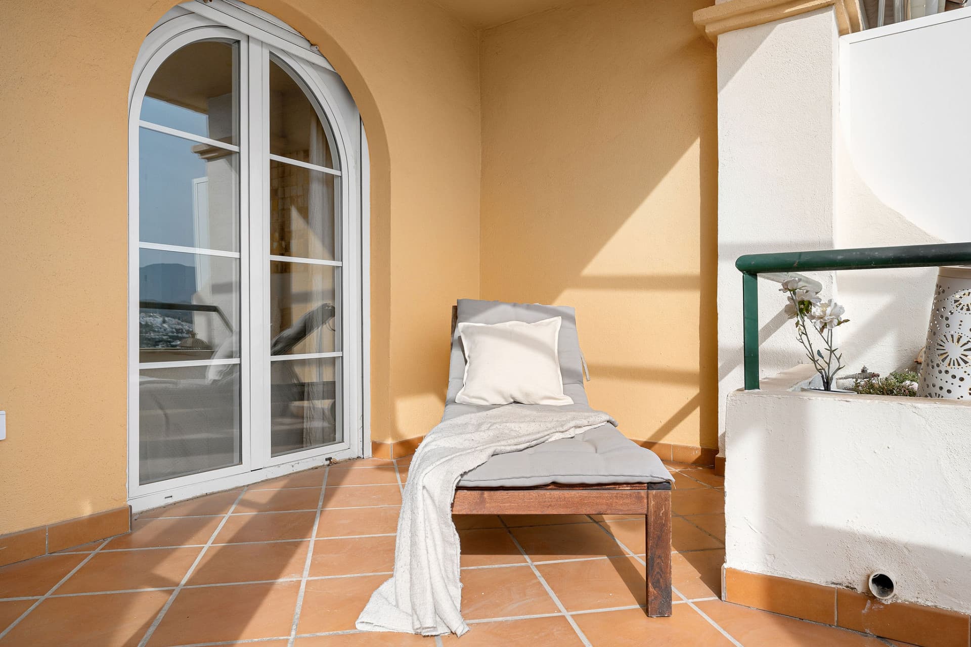 Welcome to this bright apartment in amazing location with panoramic views!