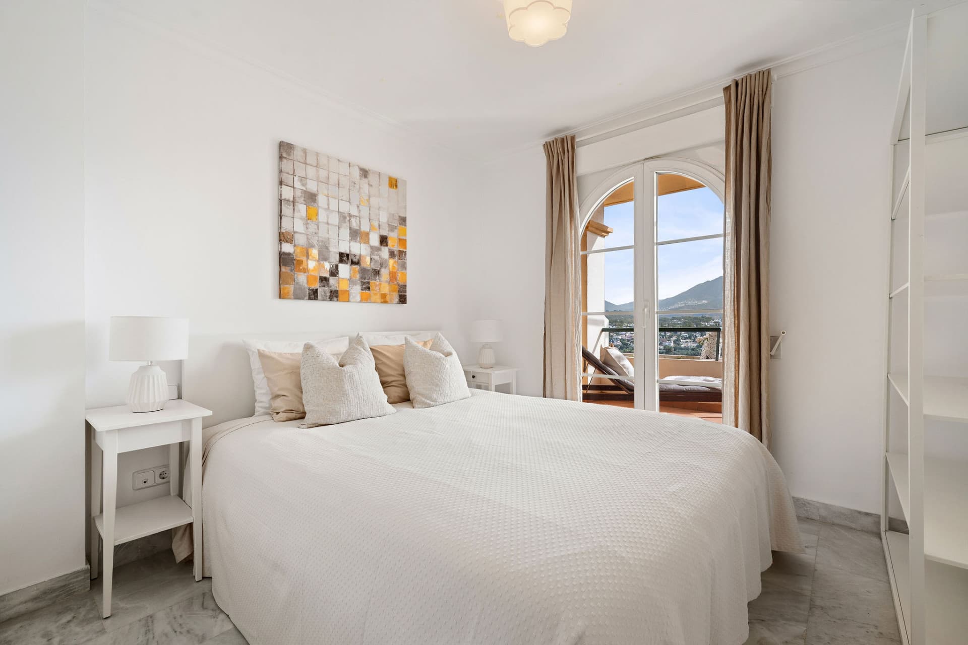 Welcome to this bright apartment in amazing location with panoramic views!