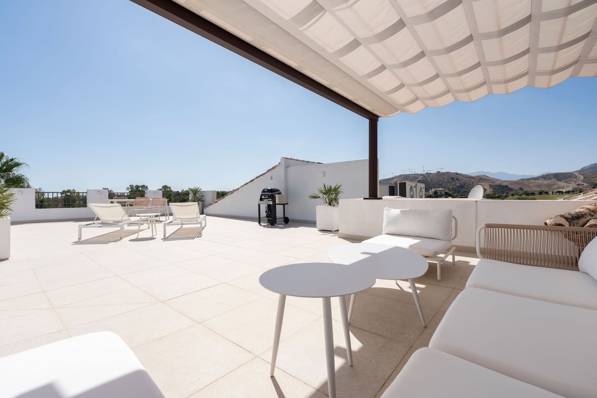 Welcome to this stunning and fully renovated penthouse with panoramic views over Higueral Golf, the mountains and the sea!