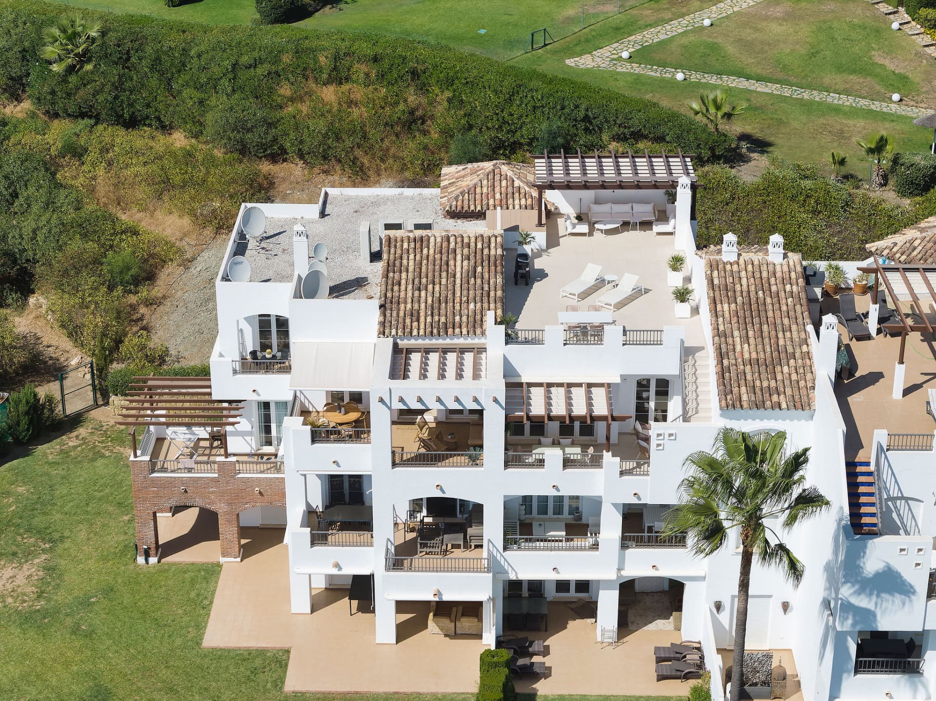 Welcome to this stunning and fully renovated penthouse with panoramic views over Higueral Golf, the mountains and the sea!
