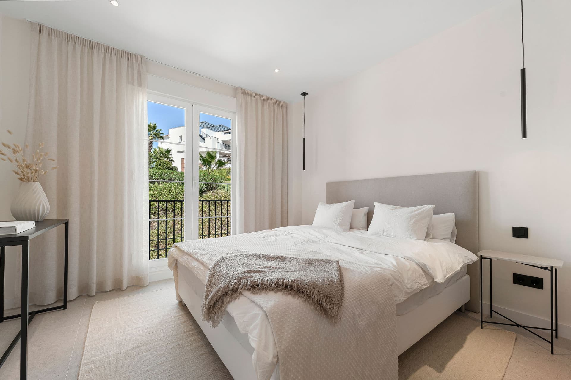 Welcome to this stunning and fully renovated penthouse with panoramic views over Higueral Golf, the mountains and the sea!