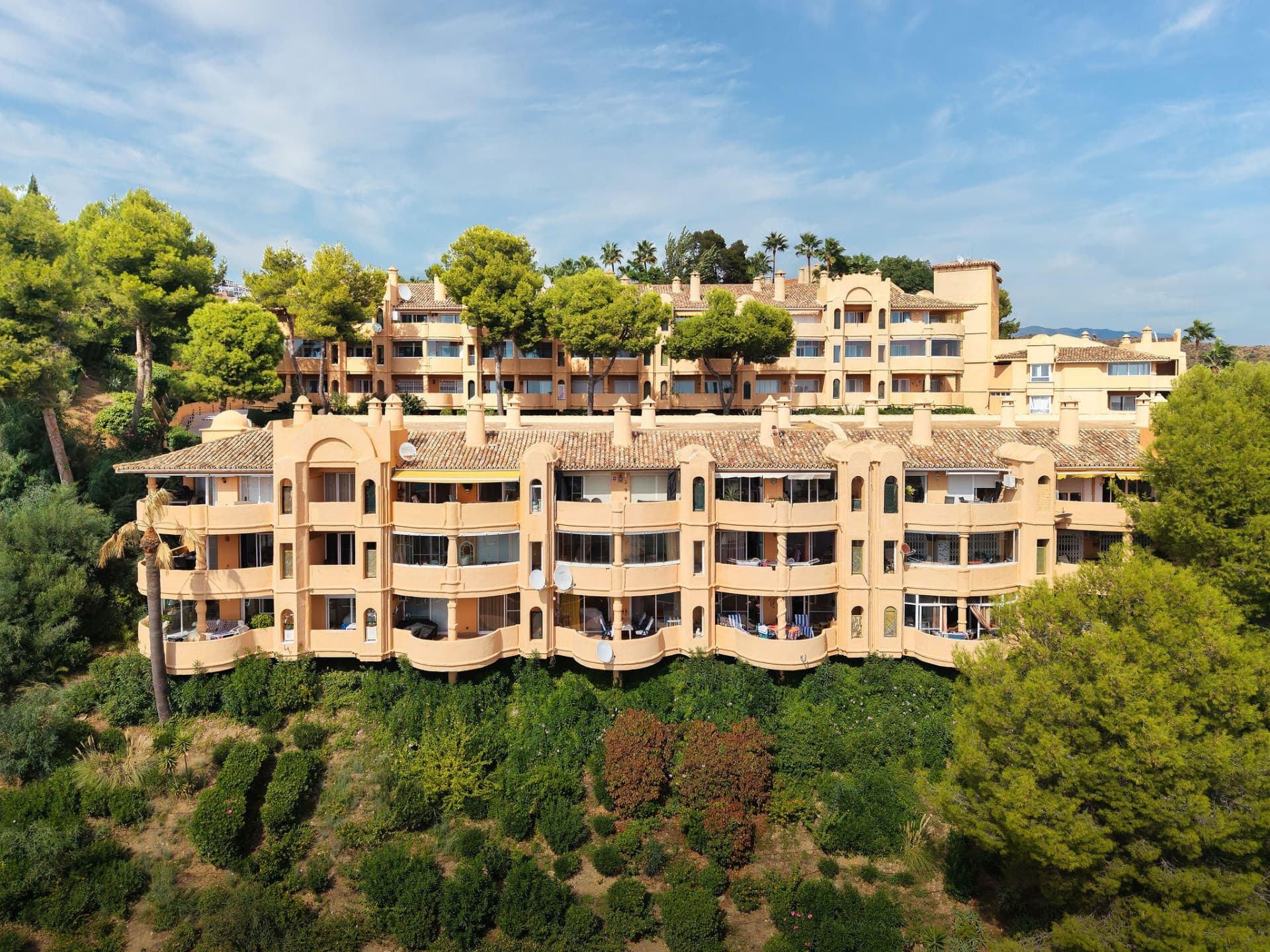 Welcome to this cozy elevated ground floor property in upper Calahonda with beautiful views!