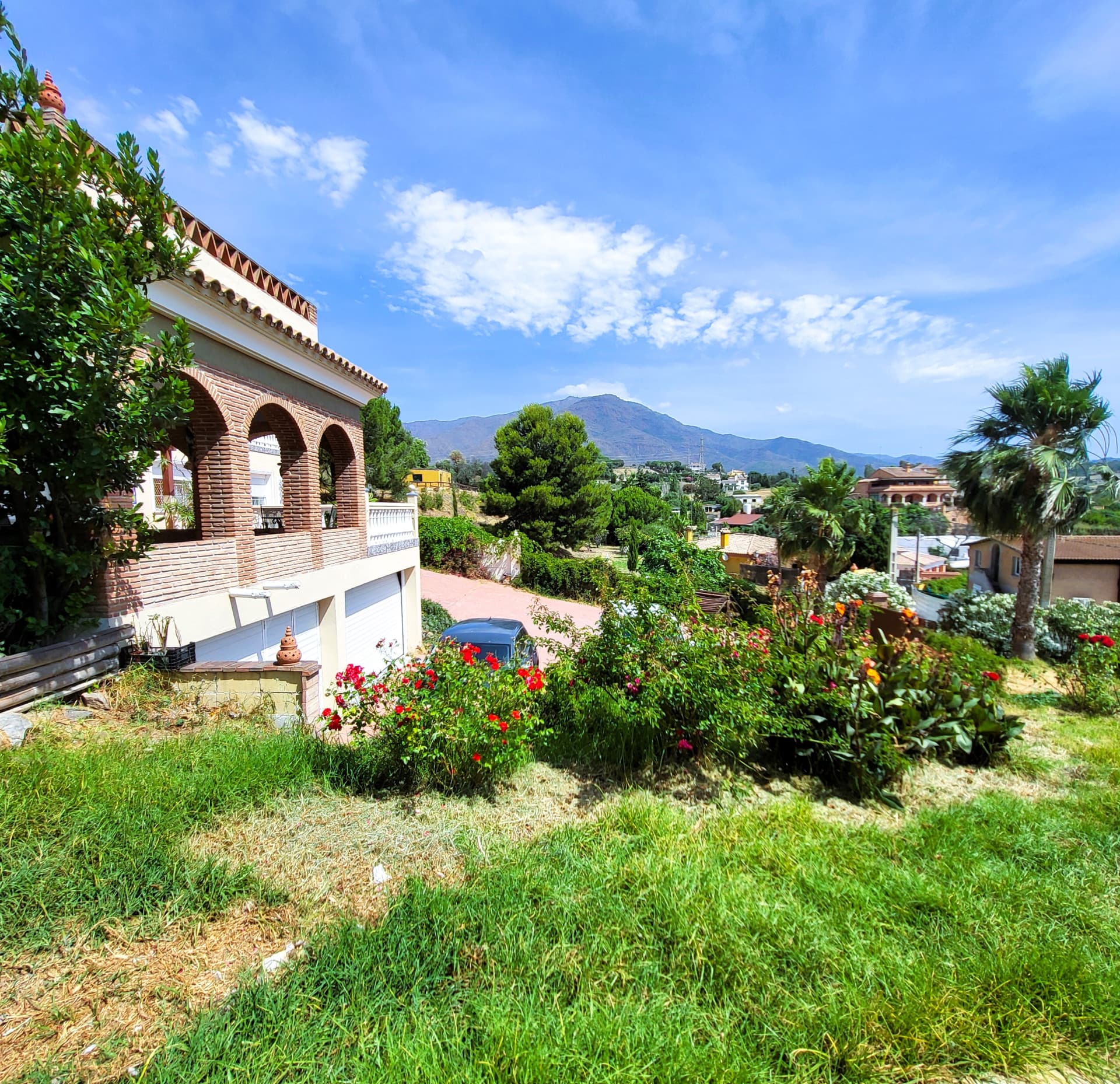 Villa with two separate flats, a large plot and a private swimming pool in Valle Romano, Estepona West