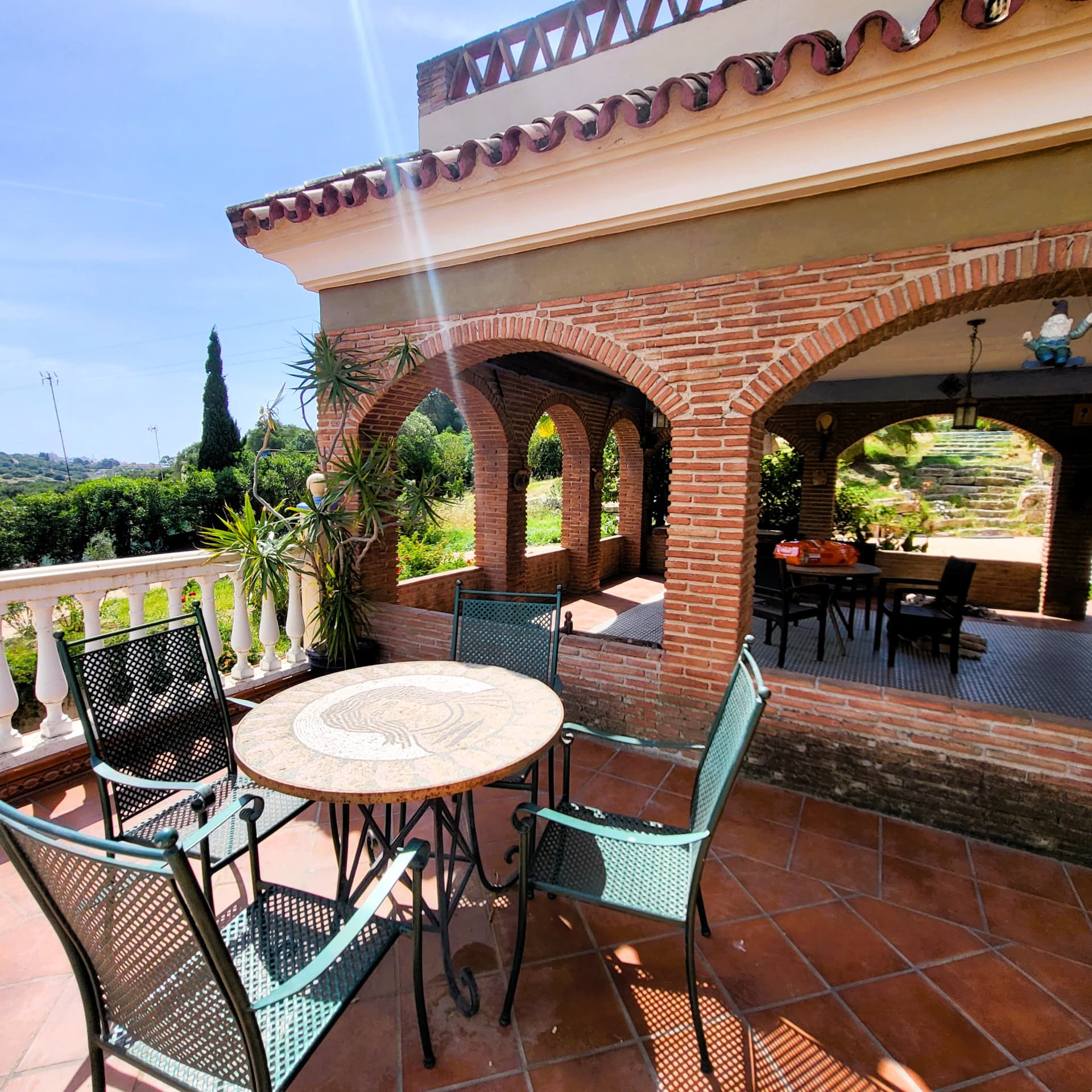 Villa with two separate flats, a large plot and a private swimming pool in Valle Romano, Estepona West