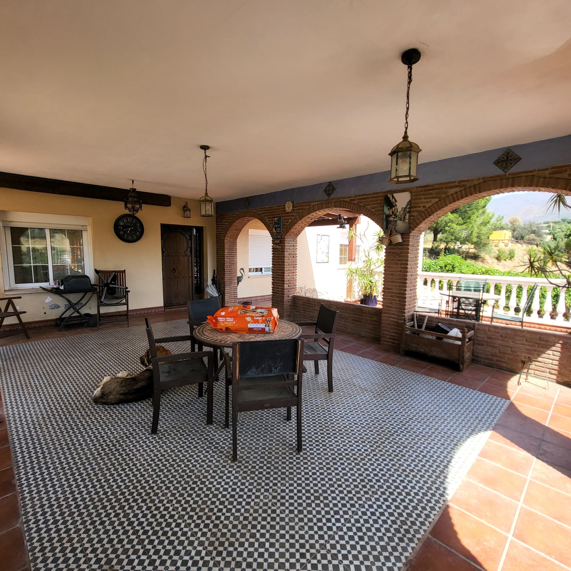 Villa with two separate flats, a large plot and a private swimming pool in Valle Romano, Estepona West