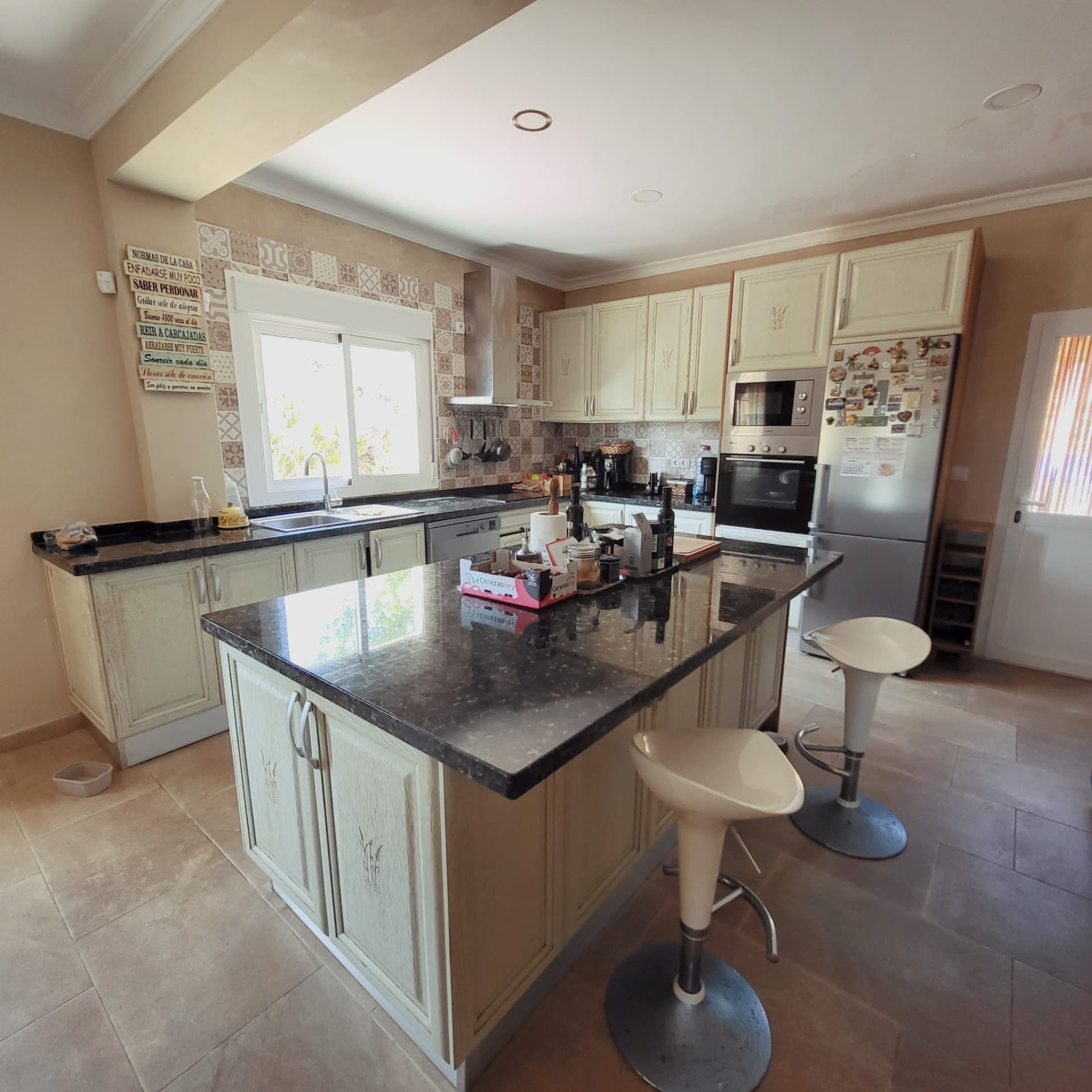 Villa with two separate flats, a large plot and a private swimming pool in Valle Romano, Estepona West
