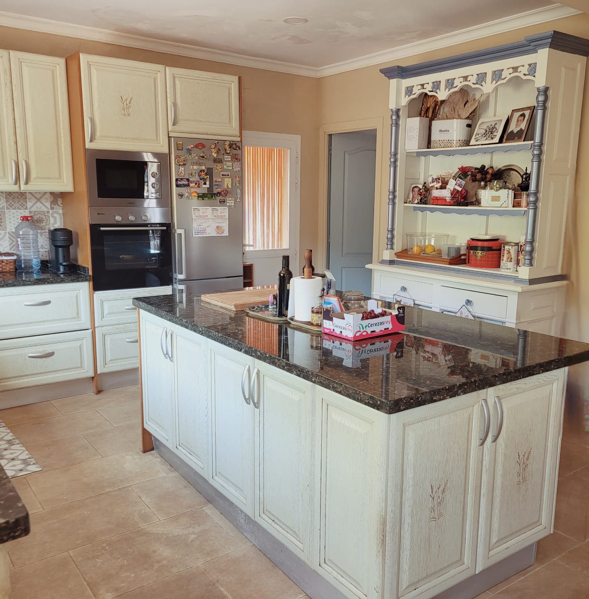 Villa with two separate flats, a large plot and a private swimming pool in Valle Romano, Estepona West