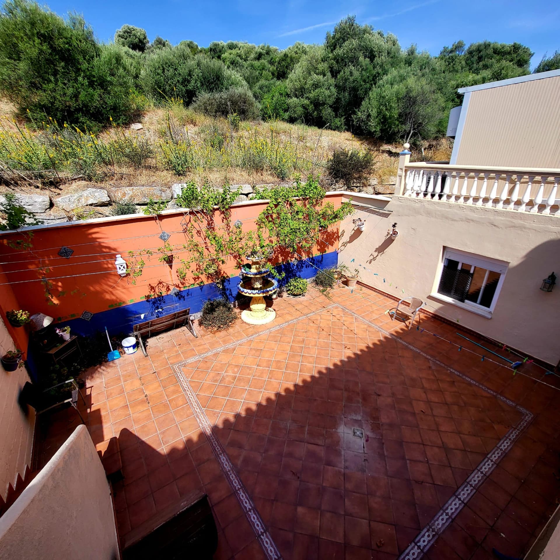 Villa with two separate flats, a large plot and a private swimming pool in Valle Romano, Estepona West