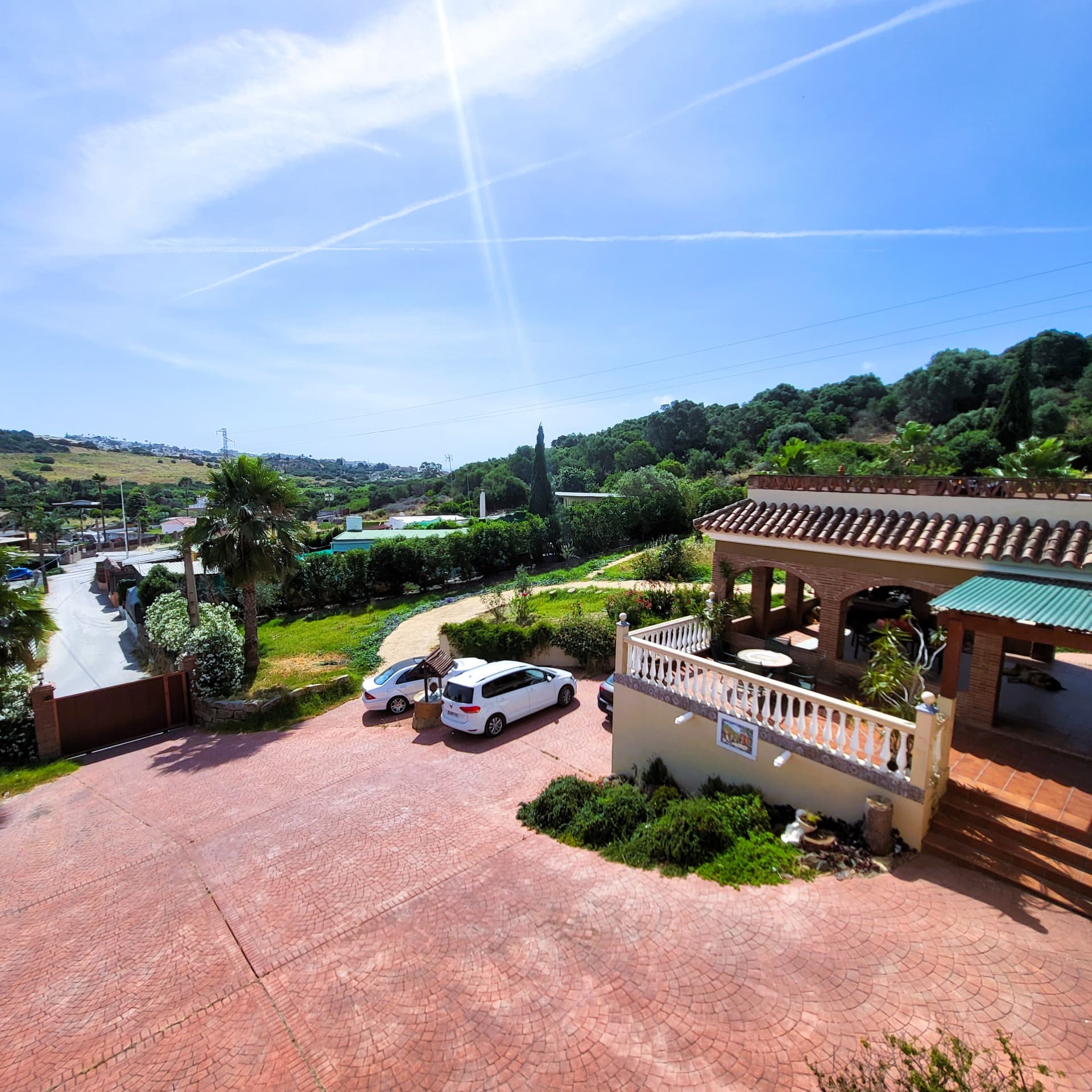 Villa with two separate flats, a large plot and a private swimming pool in Valle Romano, Estepona West