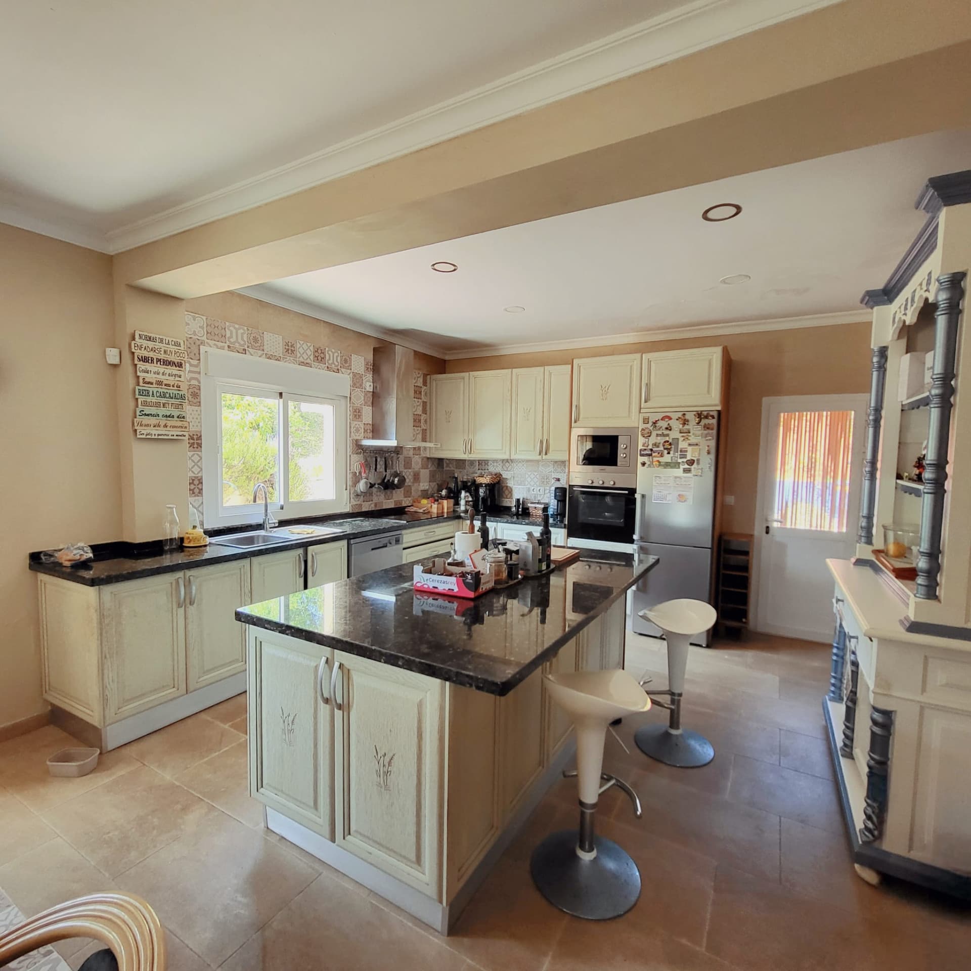 Villa with two separate flats, a large plot and a private swimming pool in Valle Romano, Estepona West