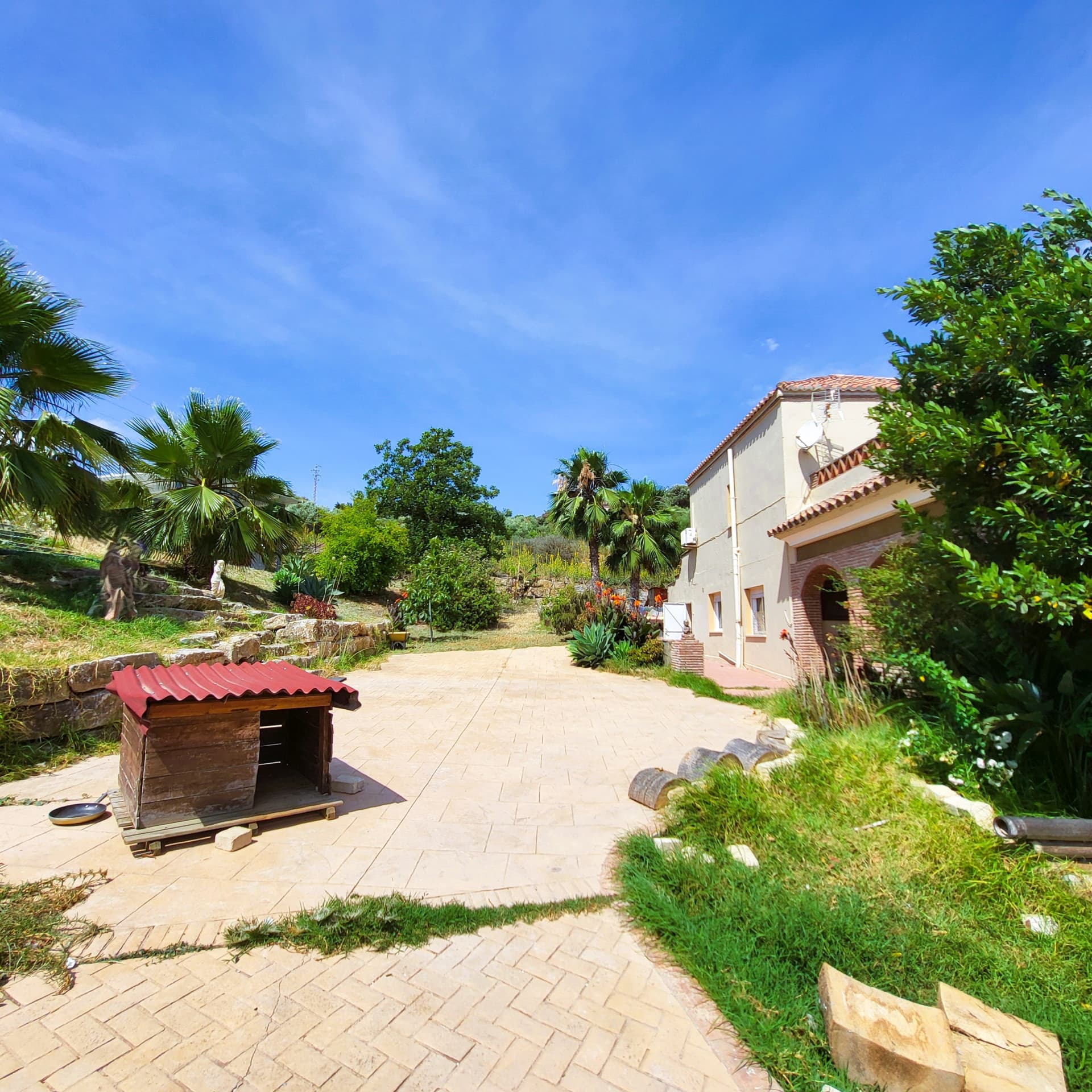 Villa with two separate flats, a large plot and a private swimming pool in Valle Romano, Estepona West