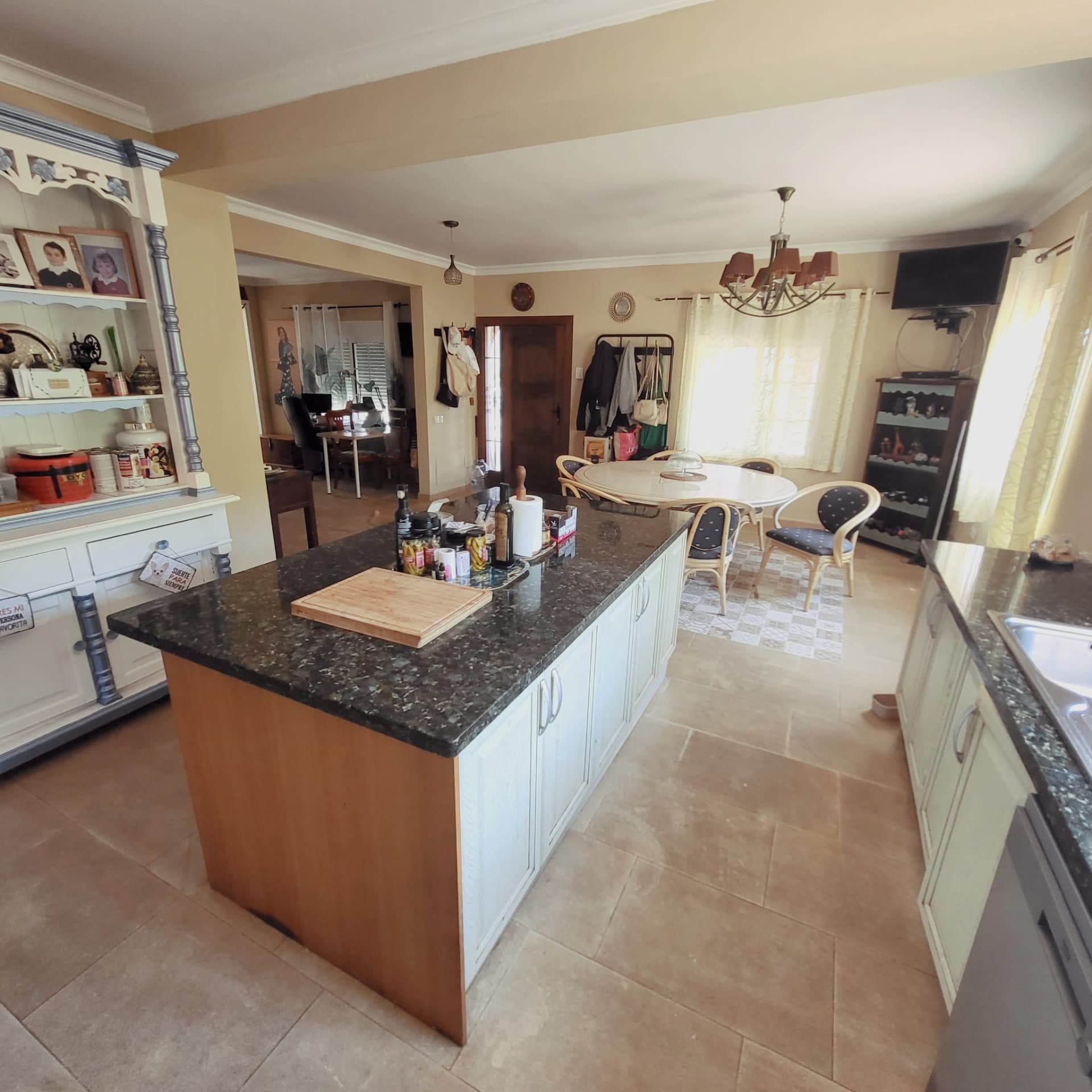 Villa with two separate flats, a large plot and a private swimming pool in Valle Romano, Estepona West
