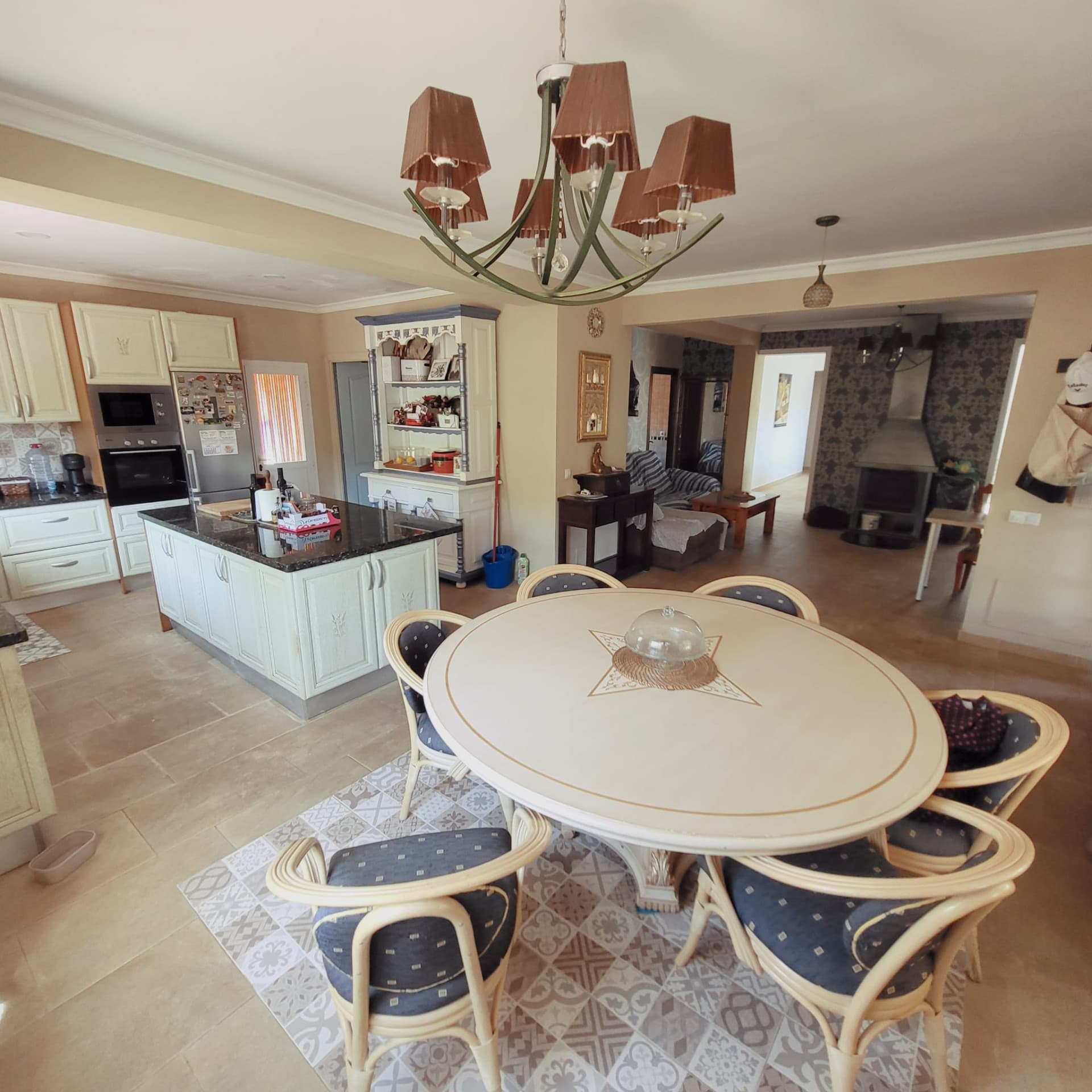 Villa with two separate flats, a large plot and a private swimming pool in Valle Romano, Estepona West