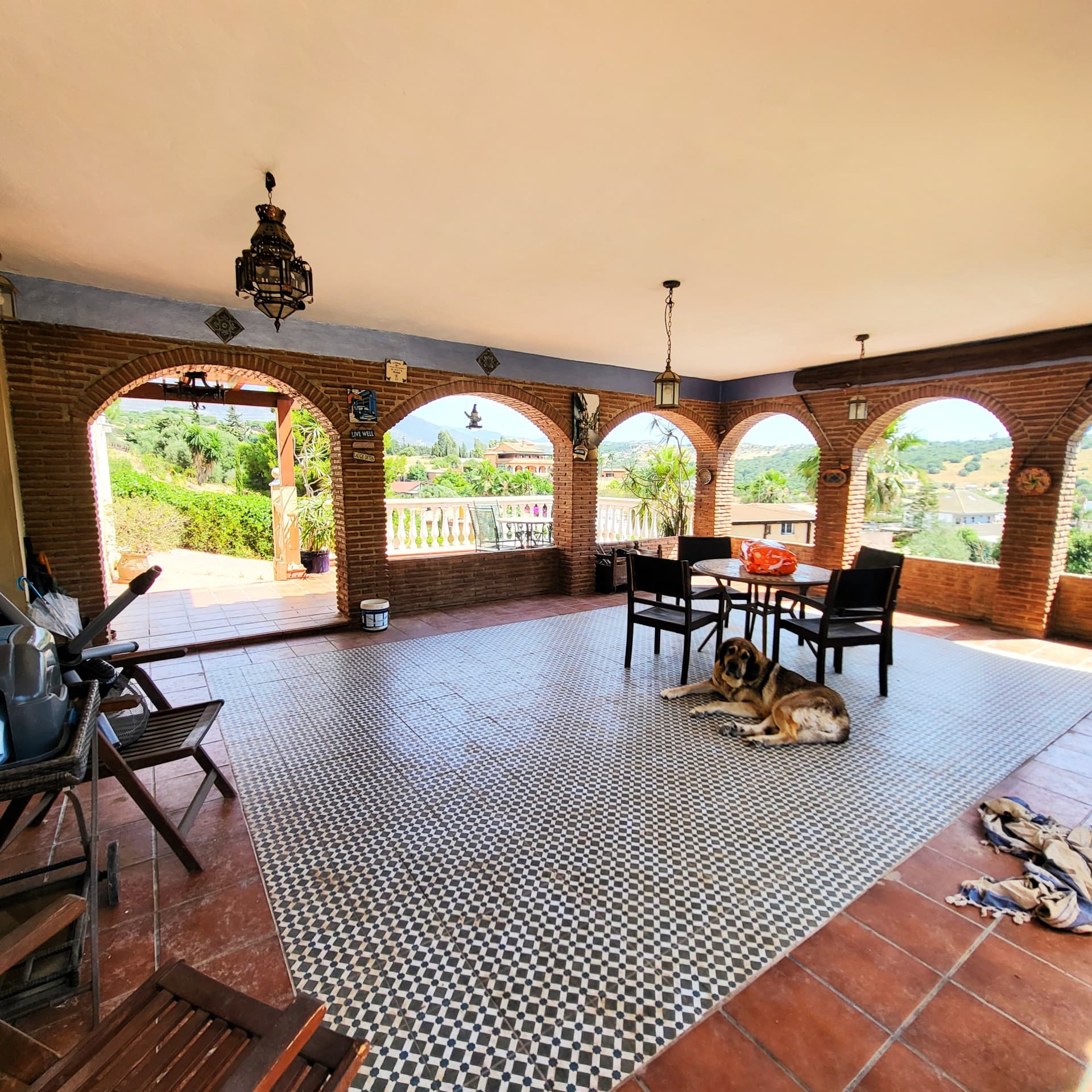 Villa with two separate flats, a large plot and a private swimming pool in Valle Romano, Estepona West