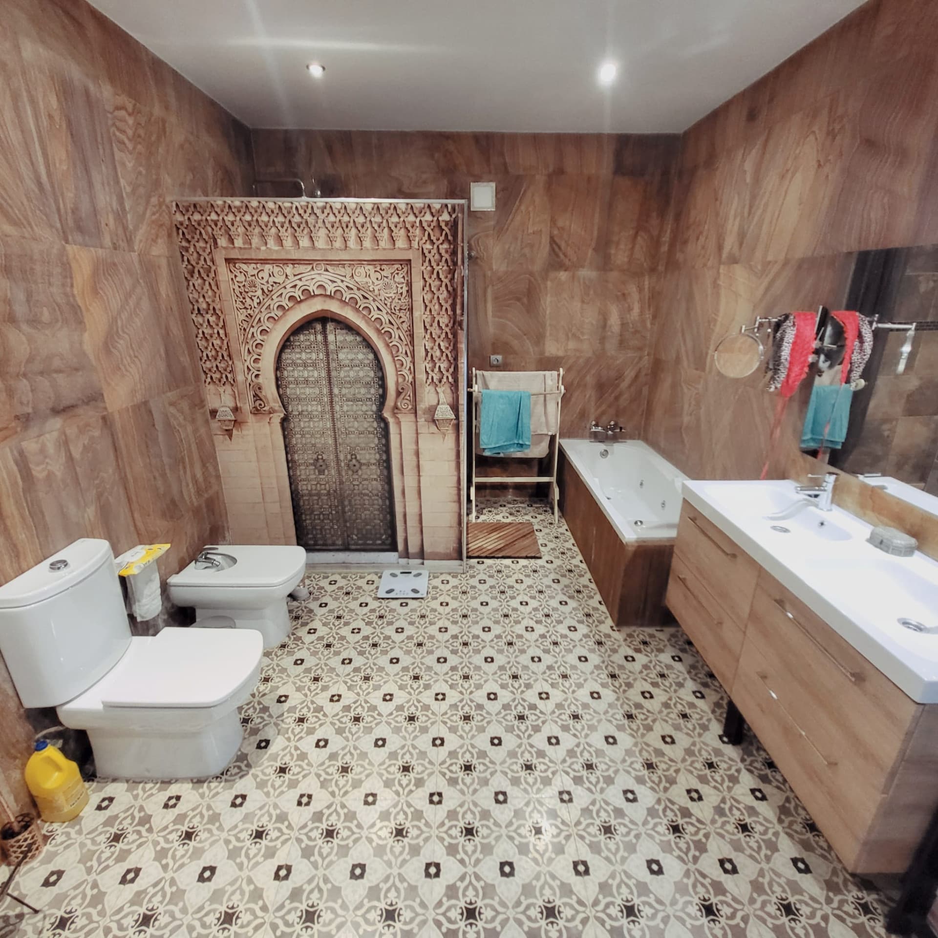 Villa with two separate flats, a large plot and a private swimming pool in Valle Romano, Estepona West