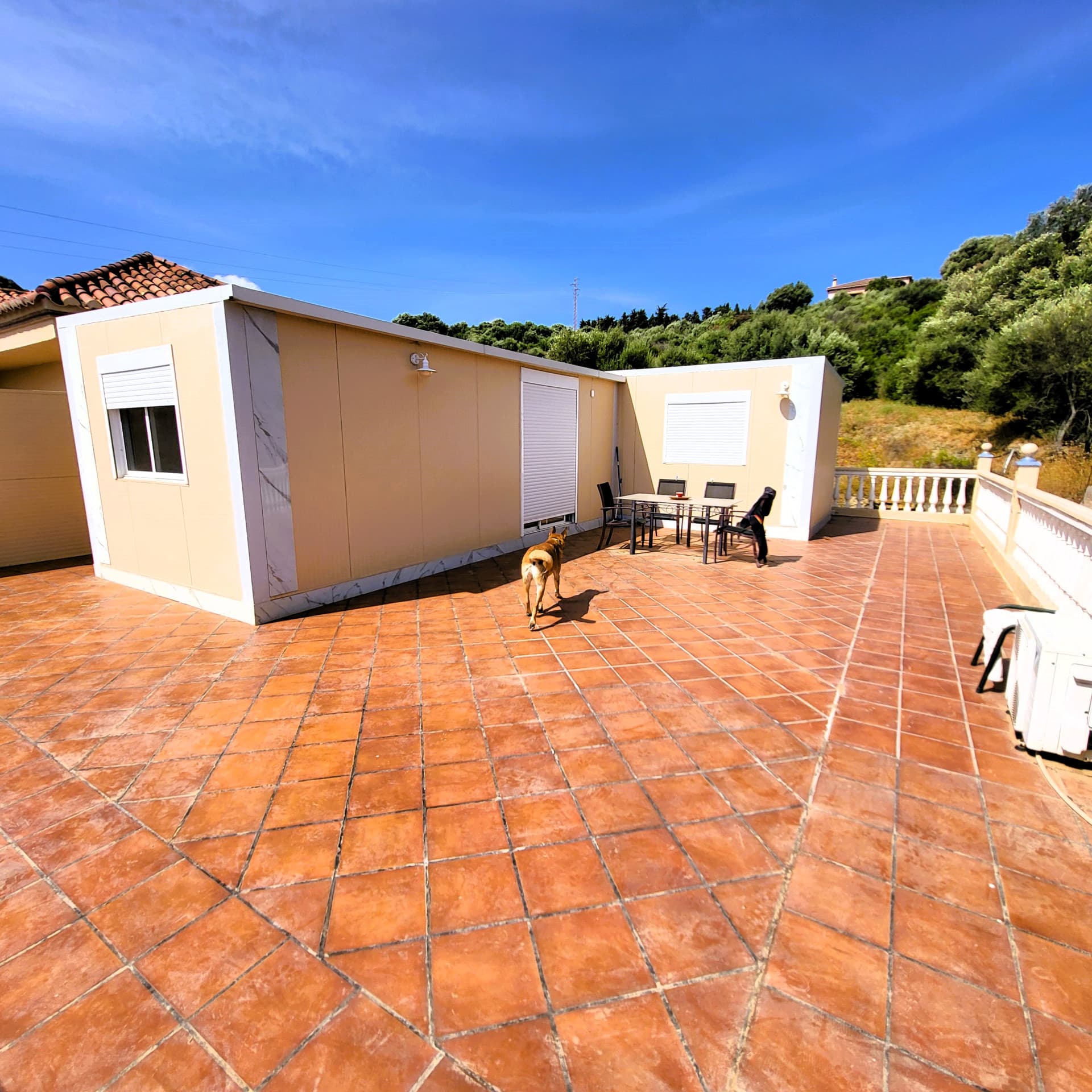 Villa with two separate flats, a large plot and a private swimming pool in Valle Romano, Estepona West