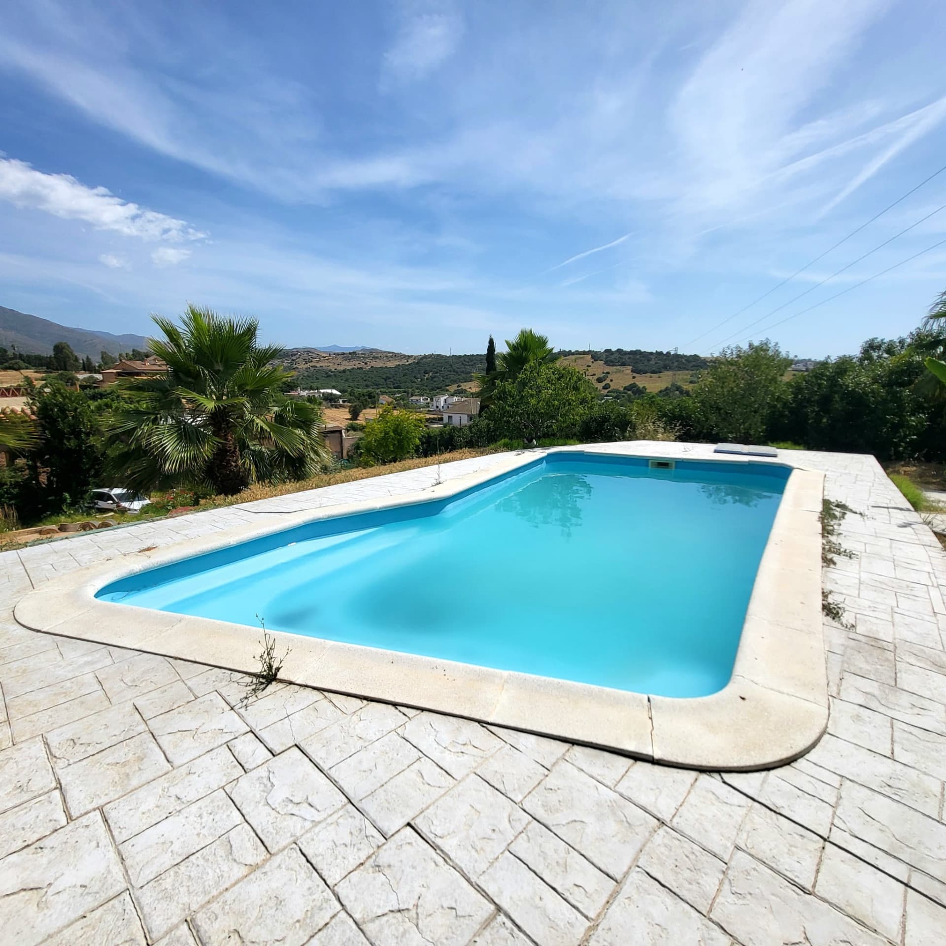 Villa with two separate flats, a large plot and a private swimming pool in Valle Romano, Estepona West