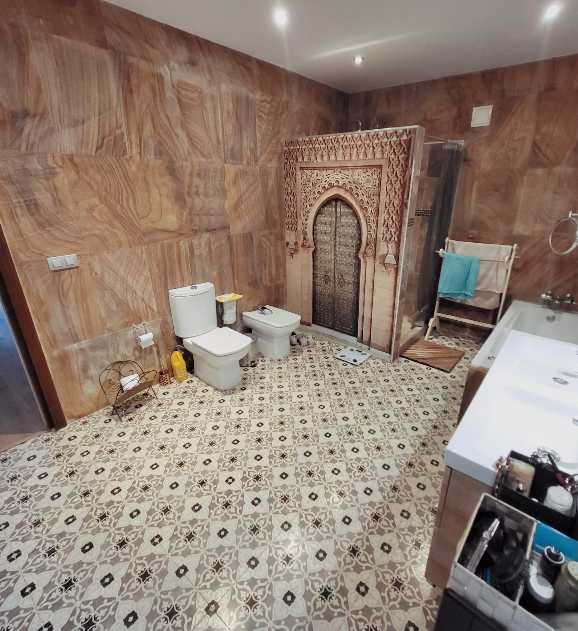 Villa with two separate flats, a large plot and a private swimming pool in Valle Romano, Estepona West