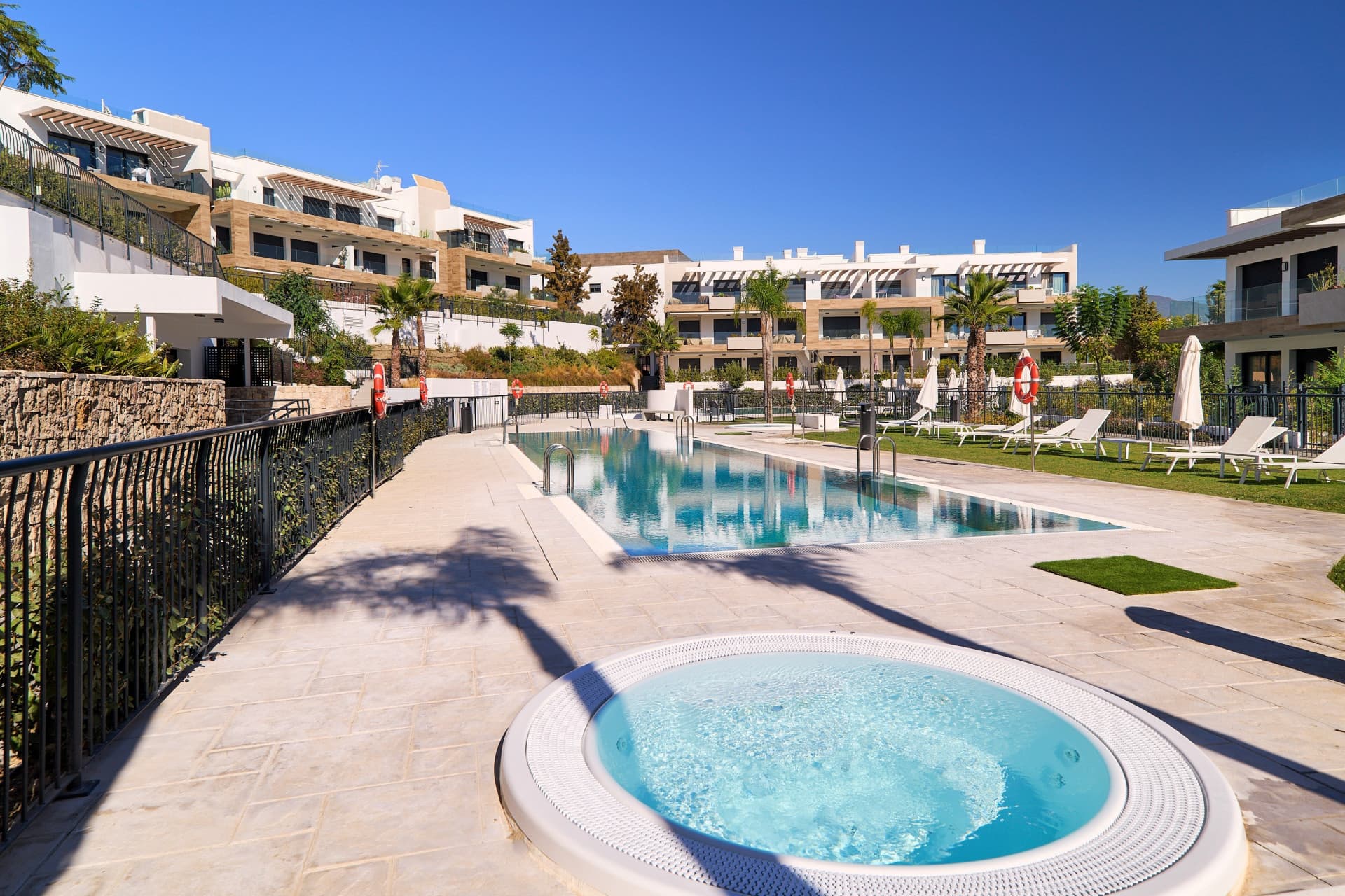 Apartamento de 2 dormitorios, listo para entrar y totalmente amueblado, en un proyecto nuevo en una ubicación privilegiada justo al lado de Marbella