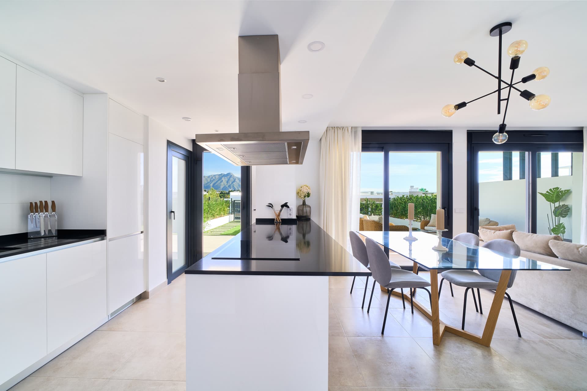 Apartamento de 2 dormitorios, listo para entrar y totalmente amueblado, en un proyecto nuevo en una ubicación privilegiada justo al lado de Marbella