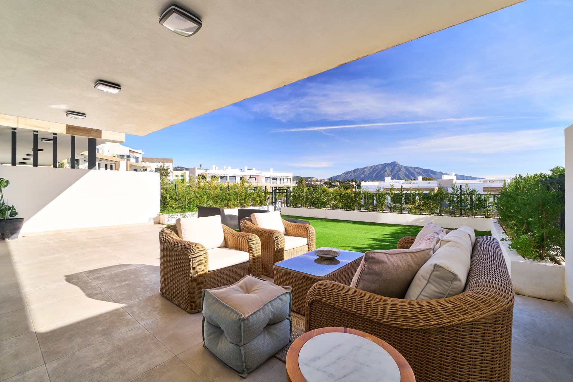 Apartamento de 2 dormitorios, listo para entrar y totalmente amueblado, en un proyecto nuevo en una ubicación privilegiada justo al lado de Marbella