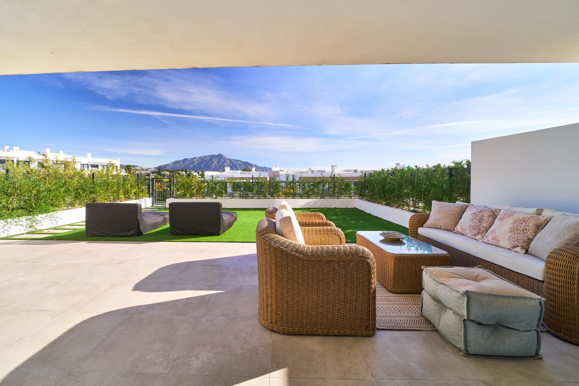 Apartamento de 2 dormitorios, listo para entrar y totalmente amueblado, en un proyecto nuevo en una ubicación privilegiada justo al lado de Marbella