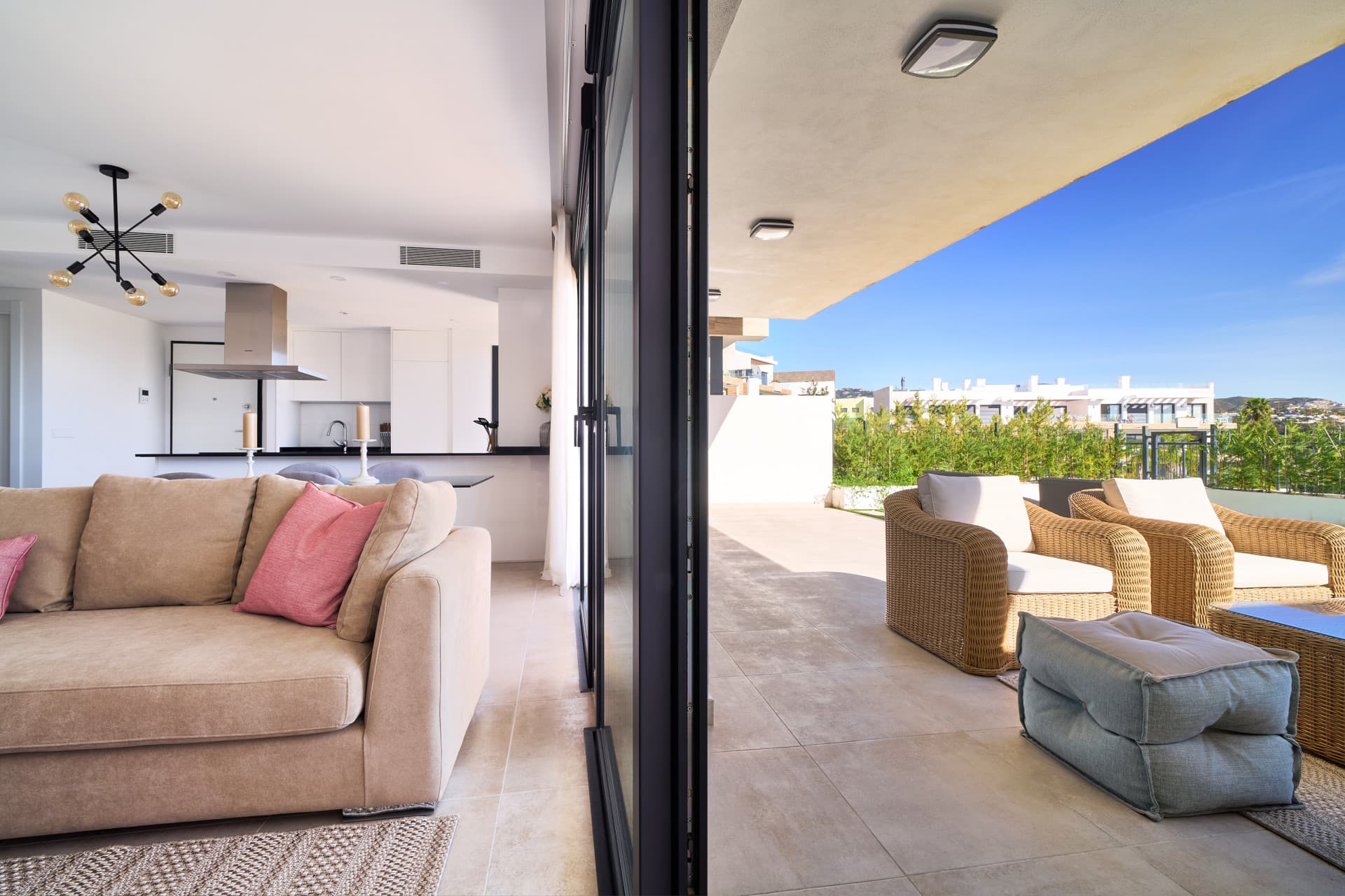 Apartamento de 2 dormitorios, listo para entrar y totalmente amueblado, en un proyecto nuevo en una ubicación privilegiada justo al lado de Marbella