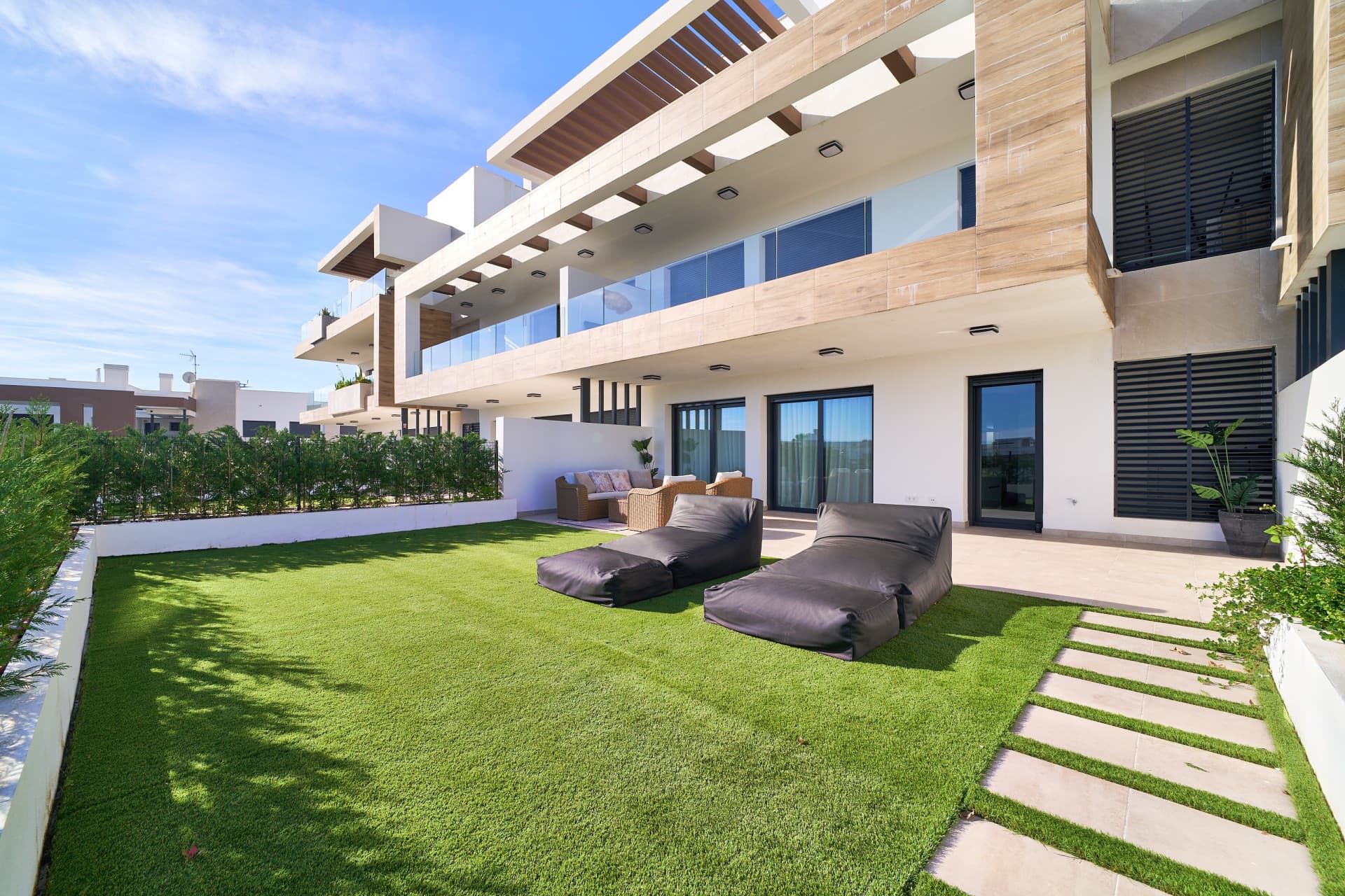 Apartamento de 2 dormitorios, listo para entrar y totalmente amueblado, en un proyecto nuevo en una ubicación privilegiada justo al lado de Marbella