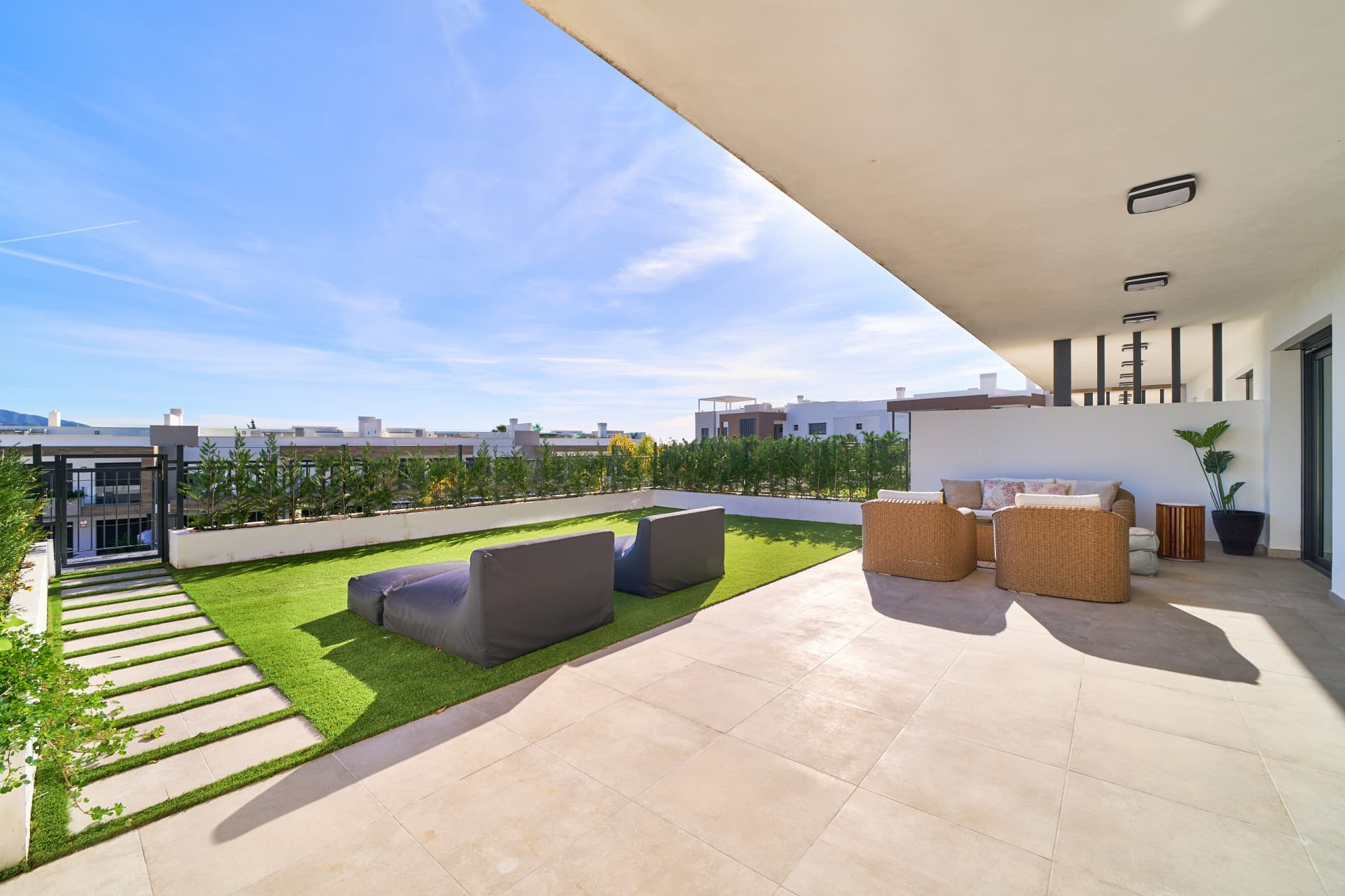 Apartamento de 2 dormitorios, listo para entrar y totalmente amueblado, en un proyecto nuevo en una ubicación privilegiada justo al lado de Marbella